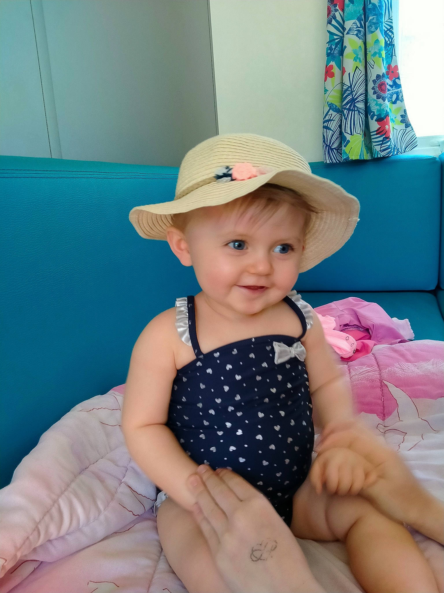 Abygaëlle a rejoint le concours — aidez-le/la à gagner de superbes lots ! aqua, azure, baby, baby_toddler_clothing, blue, cap, comfort, electric_blue, happy, hat, human_leg, joy, knee, pattern, person, smile, sun_hat, textile, thigh, toddler