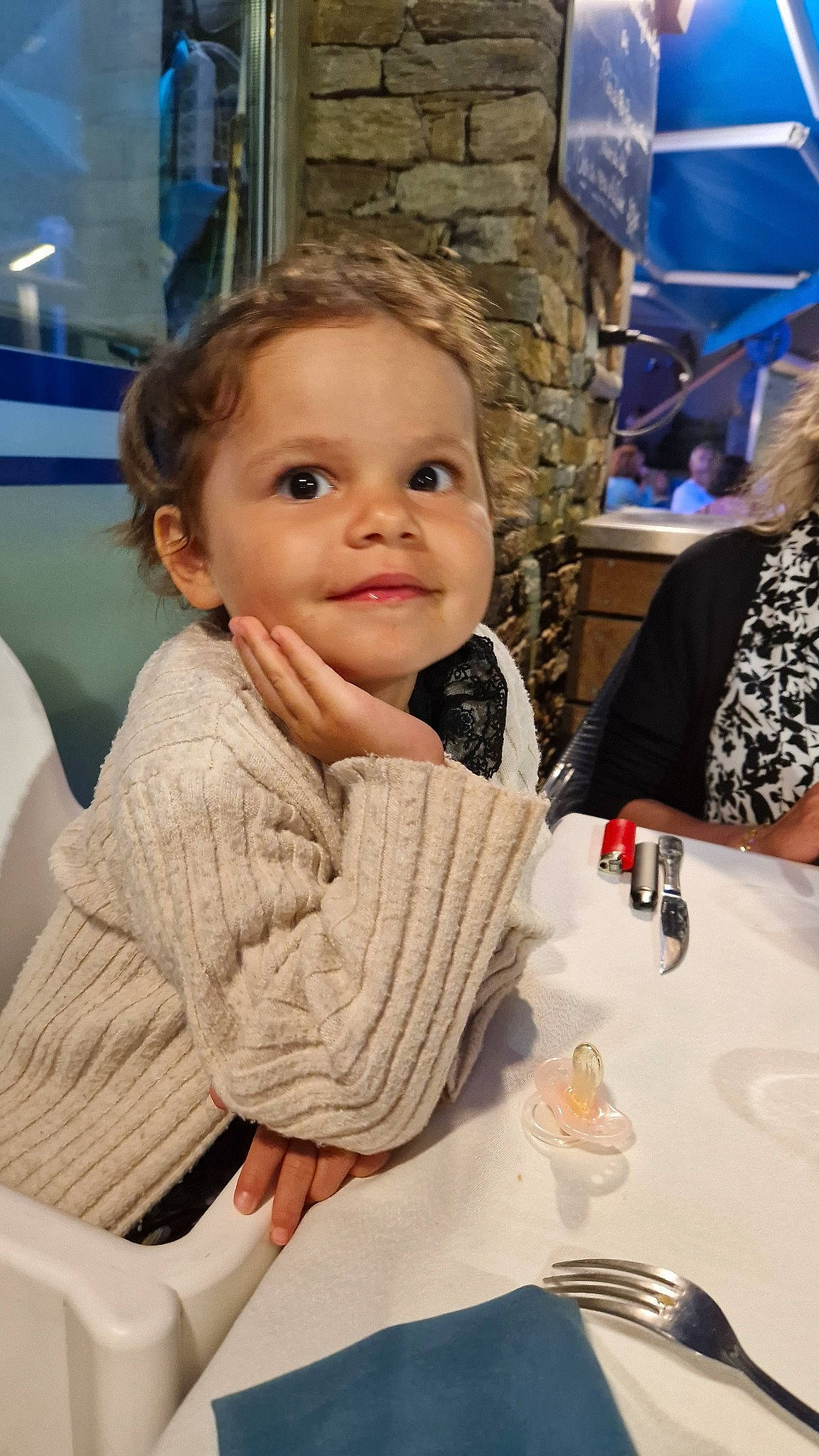 Tiana a rejoint le concours — aidez-le/la à gagner de superbes lots ! baby, chair, child, comfort, dishware, event, fun, happy, joy, kitchen_utensil, leisure, person, plate, serveware, sitting, skin, smile, table, tableware, textile