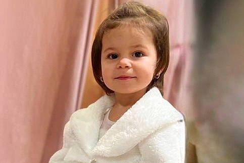 Tiana participe au concours pour gagner de l'argent avec cette photo : baby, baby_toddler_clothing, brown_hair, cheek, child, collar, event, eye, eyebrow, eyelash, flash_photography, formal_wear, fun, hair, happy, human_body, iris, person, sleeve, smile