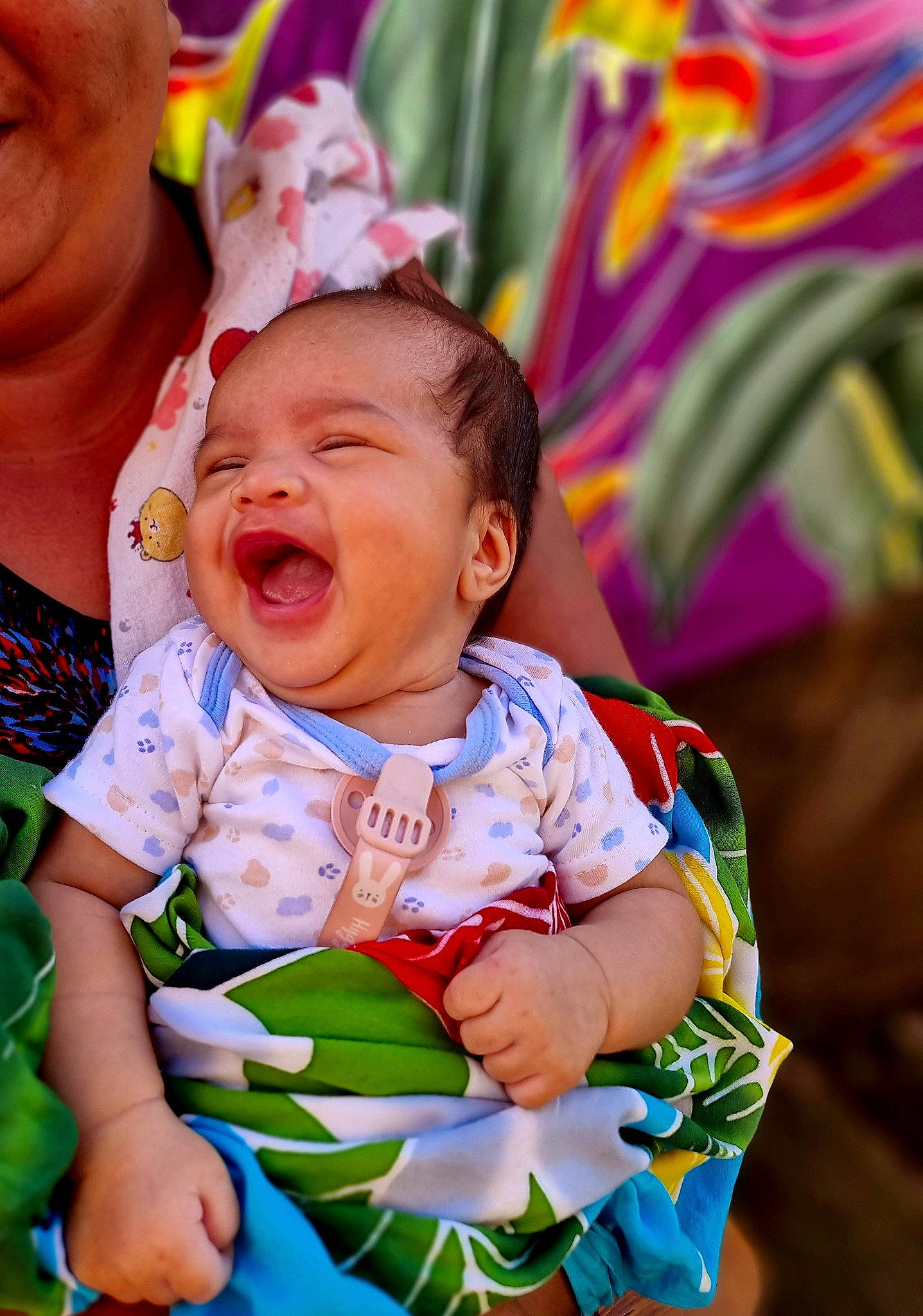 Lise a rejoint le concours — aidez-le/la à gagner de superbes lots ! baby, baby_toddler_clothing, blue, cheek, event, fun, grass, green, happy, hat, iris, leaf, leisure, magenta, person, pink, purple, skin, smile, snapshot
