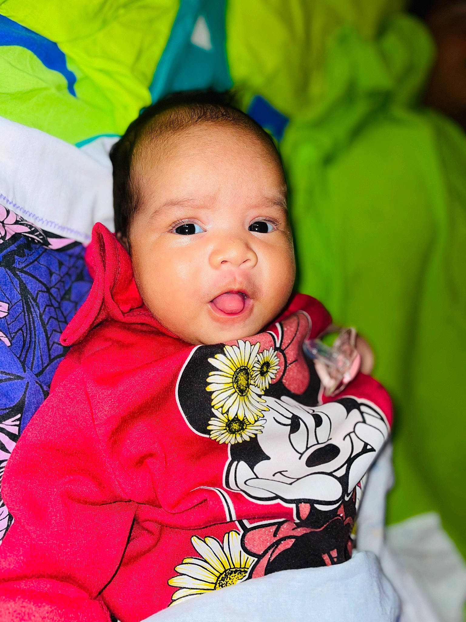 Lise participe au concours pour gagner de l'argent avec cette photo : baby, baby_toddler_clothing, cheek, child, eye, flower, green, happy, iris, lip, outerwear, people_in_nature, person, petal, pink, plant, skin, sleeve, textile, toddler