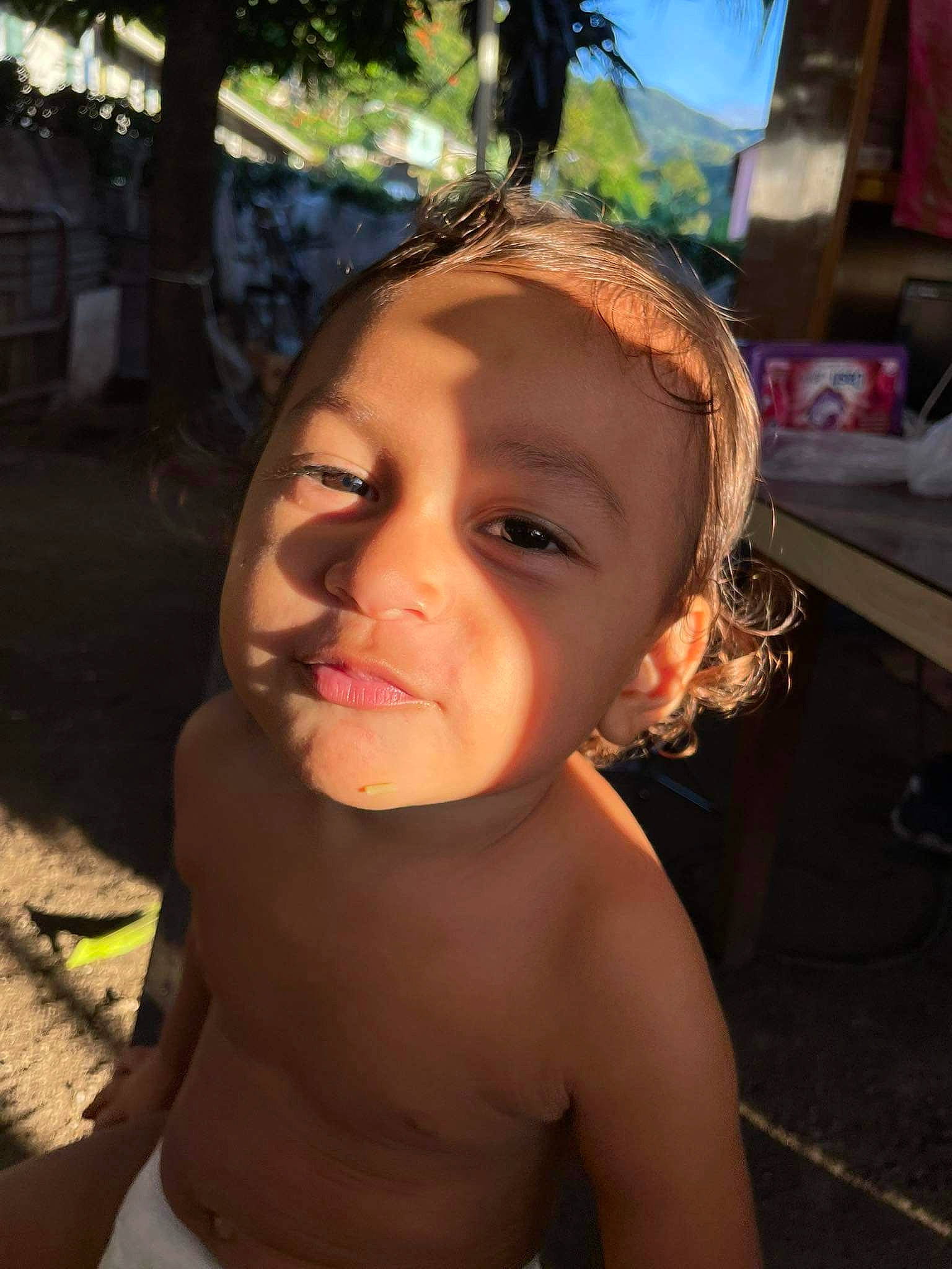 Mataiti a rejoint le concours — aidez-le/la à gagner de superbes lots ! black_hair, chest, chin, cool, eye, eyebrow, eyelash, flash_photography, forehead, fun, grass, happy, iris, lip, mouth, nose, person, shoulder, skin, sunlight