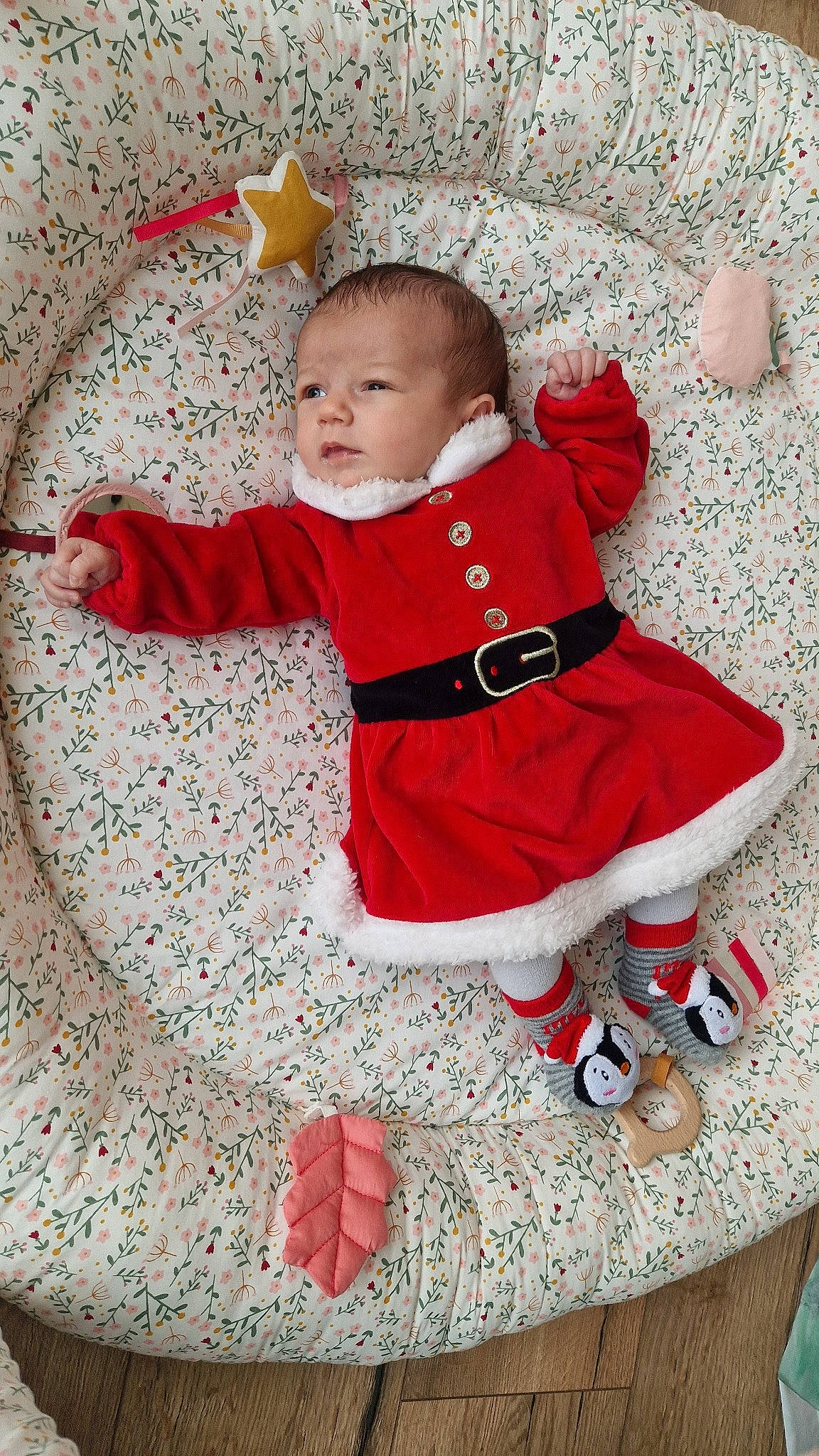 Jannah a rejoint le concours — aidez-le/la à gagner de superbes lots ! baby, baby_products, baby_toddler_clothing, carmine, child, christmas, christmas_eve, dress, event, footwear, happy, linens, pattern, person, red, sitting, sleeve, sock, textile, toddler