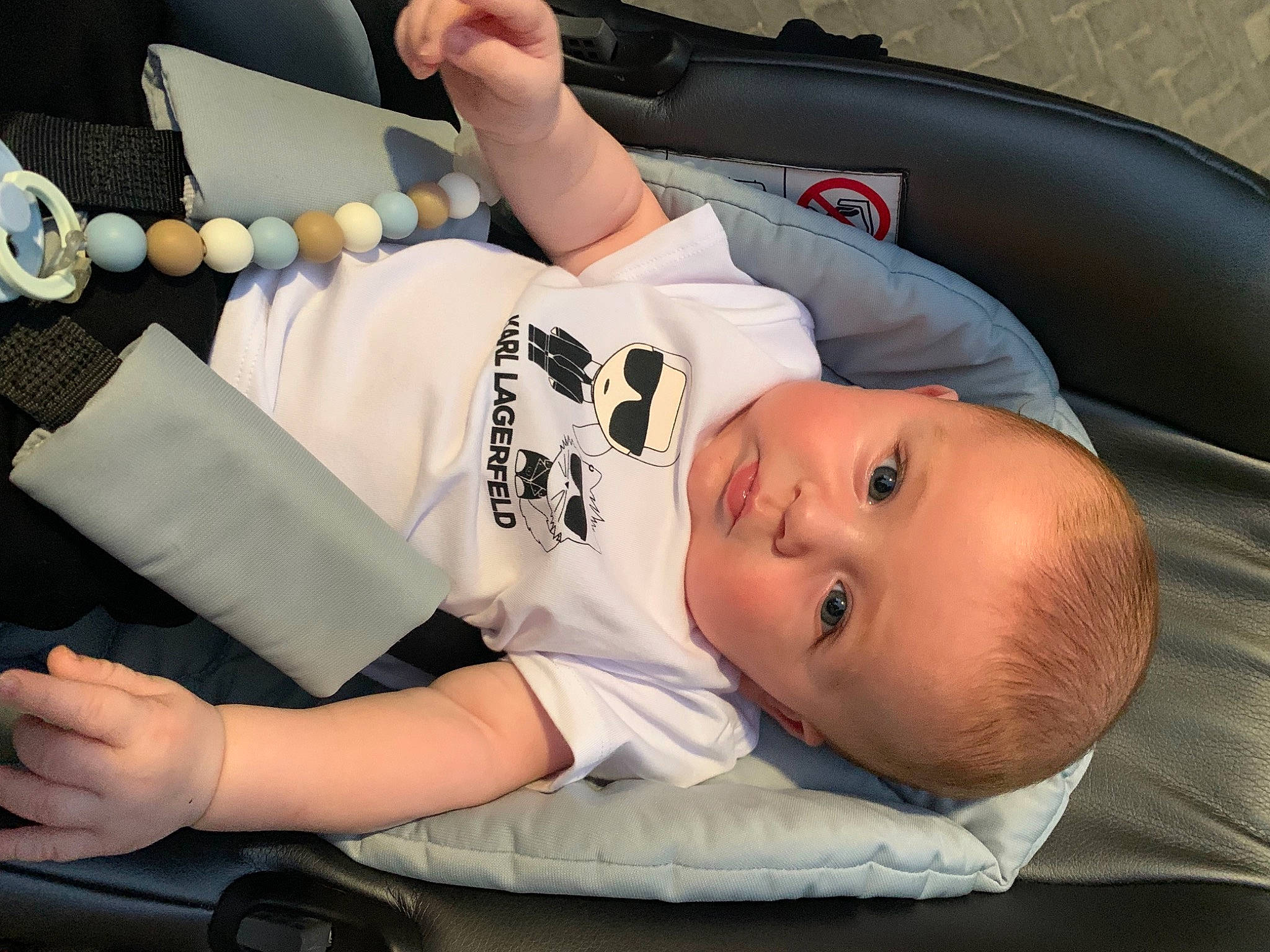 Adrian a rejoint le concours — aidez-le/la à gagner de superbes lots ! arm, baby, baby_carriage, baby_products, baby_safety, baby_toddler_clothing, car_seat, child, comfort, elbow, finger, gesture, hand, nap, person, plate, product, room, sitting, tableware