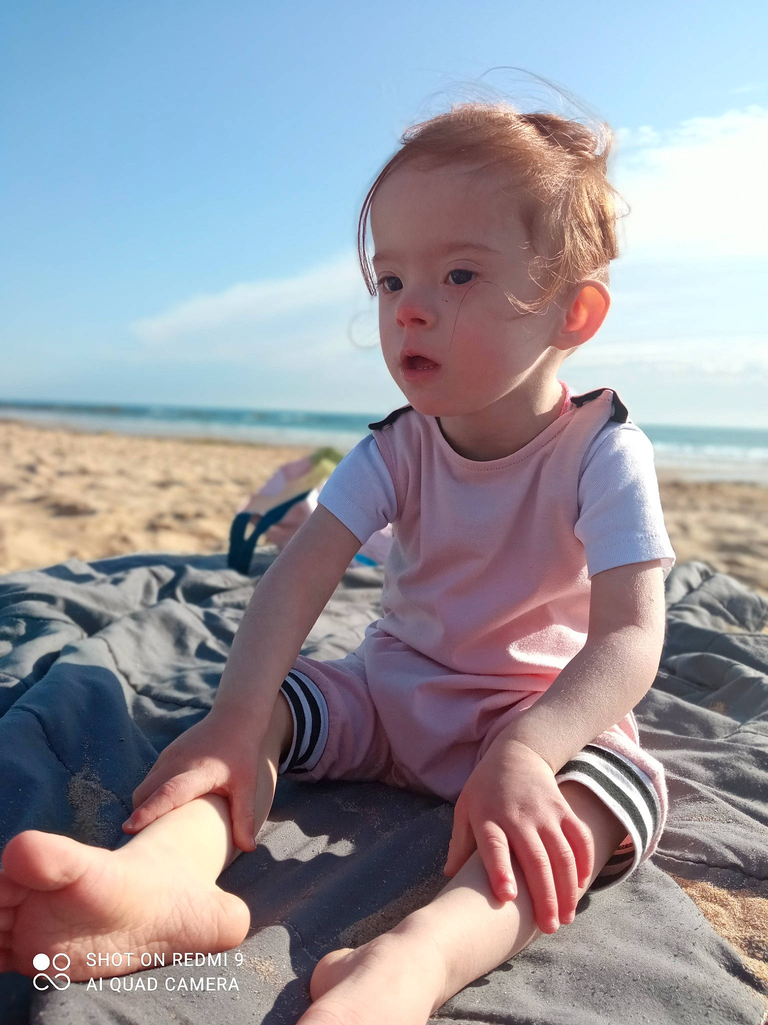 Mady a rejoint le concours — aidez-le/la à gagner de superbes lots ! azure, baby_toddler_clothing, beach, body_of_water, cloud, flash_photography, fun, grass, hand, happy, people_in_nature, person, sand, skin, sky, summer, sunlight, t_shirt, toddler, travel