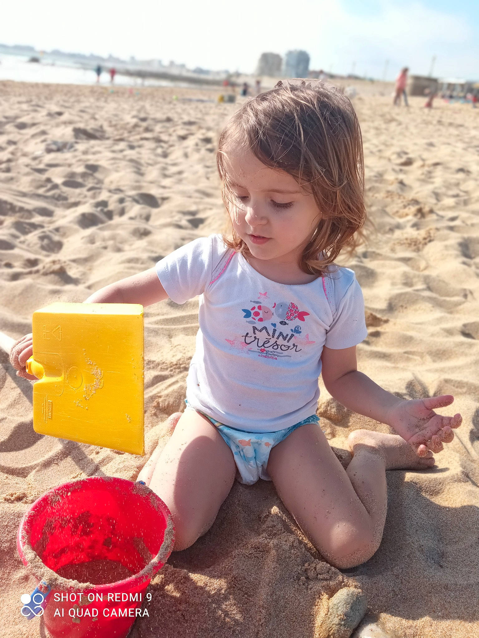 Mady participe au concours pour gagner de l'argent avec cette photo : beach, beauty, body_of_water, child, fun, happy, holiday, leisure, natural_environment, people, people_in_nature, people_on_beach, person, photograph, sand, shorts, sky, summer, t_shirt, toddler
