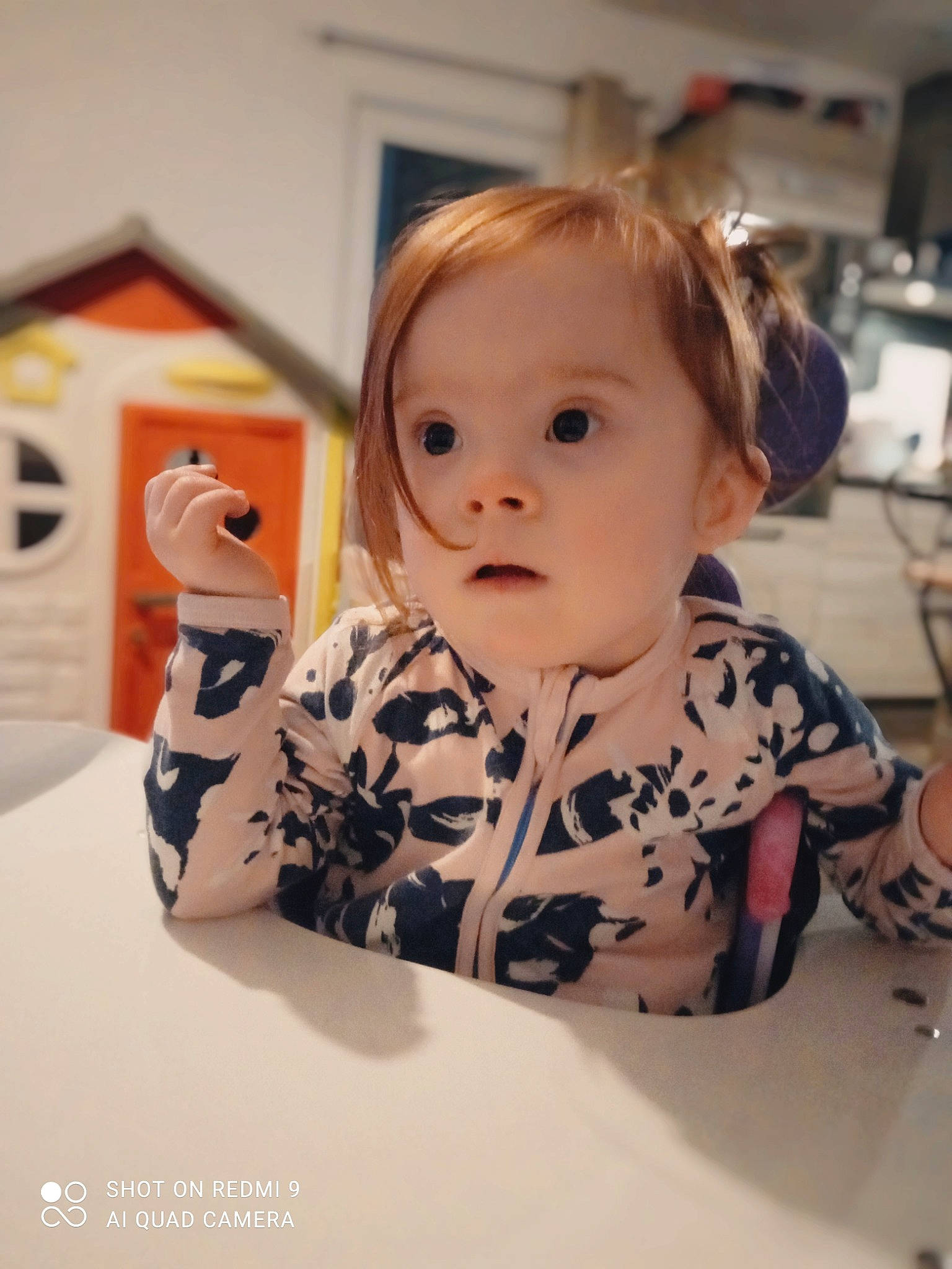 Mady a rejoint le concours — aidez-le/la à gagner de superbes lots ! baby, baby_toddler_clothing, cheek, child, comfort, eyebrow, eyelash, flooring, fun, happy, iris, pattern, person, room, sitting, skin, sleeve, surprise, t_shirt, table