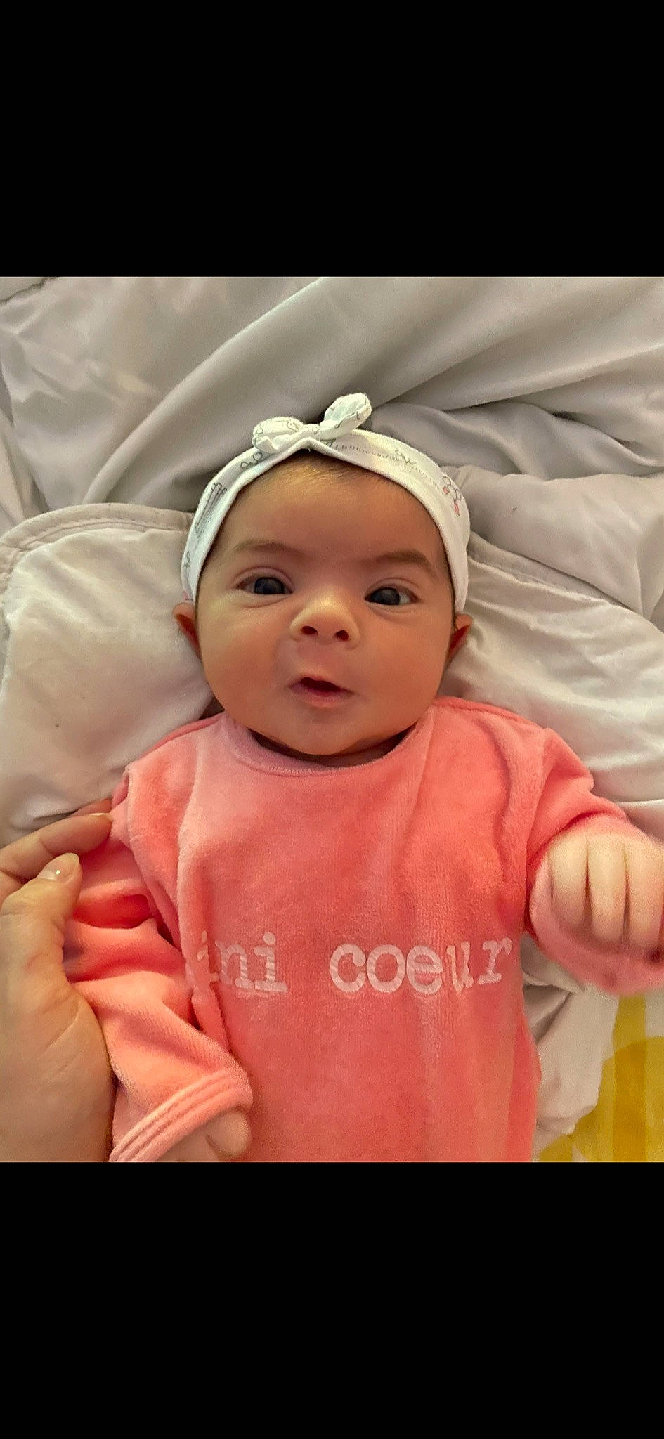 Karla a rejoint le concours — aidez-le/la à gagner de superbes lots ! baby, baby_sleeping, baby_toddler_clothing, cap, cheek, child, comfort, finger, fun, gesture, happy, headwear, linens, peach, person, portrait_photography, skin, sleeve, smile, t_shirt