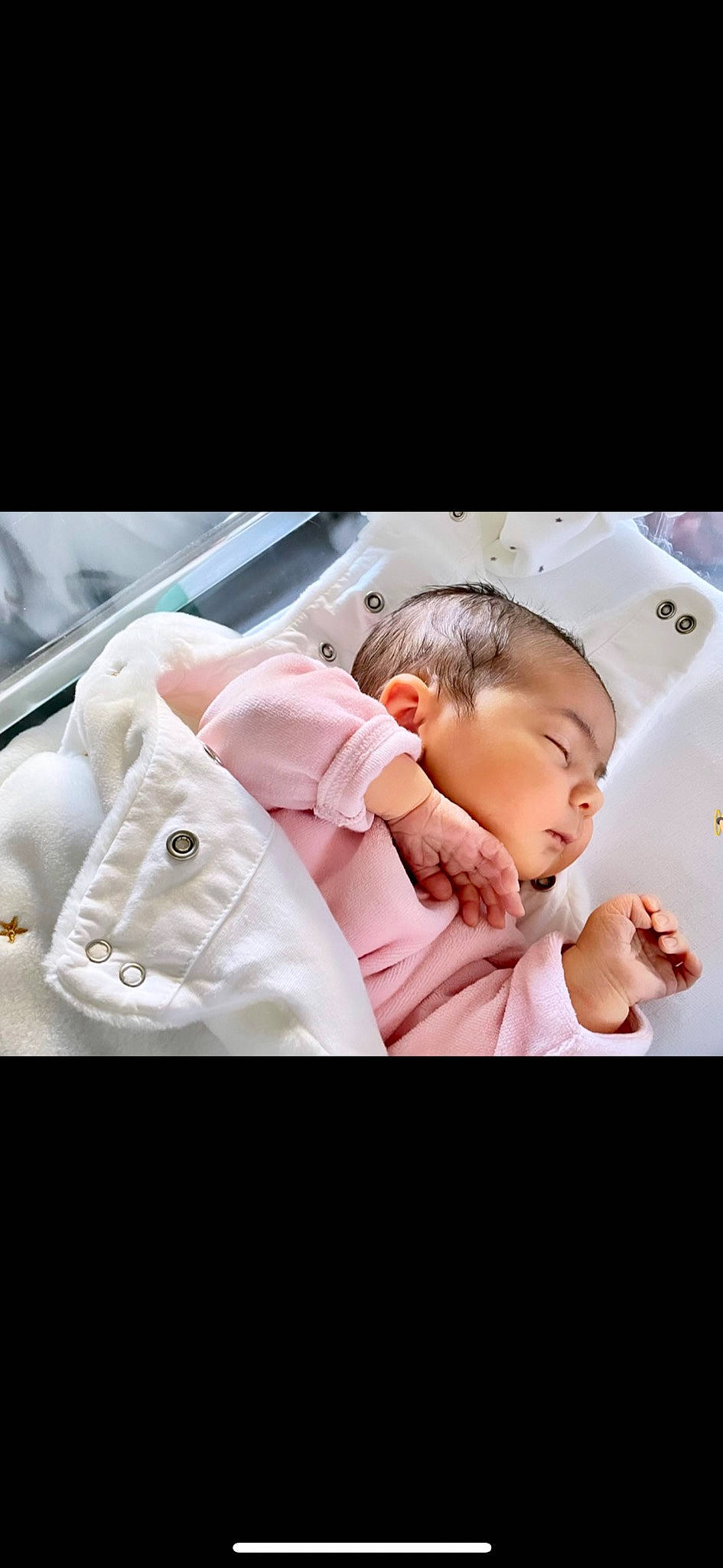 Karla participe au concours pour gagner de l'argent avec cette photo : baby, baby_products, baby_safety, baby_sleeping, baby_toddler_clothing, bedding, bedtime, cheek, child, comfort, flash_photography, font, happy, linens, pattern, person, portrait_photography, room, sitting, sleeve