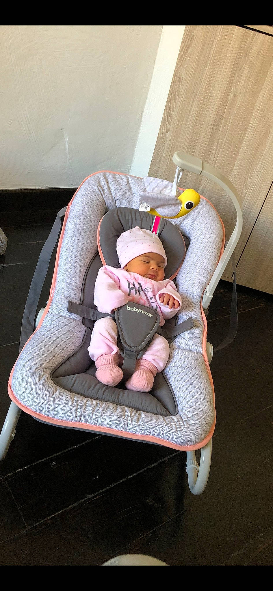 Karla participe au concours pour gagner de l'argent avec cette photo : auto_part, baby, baby_carriage, baby_products, baby_safety, baby_sleeping, baby_toddler_clothing, car_seat, chair, child, comfort, fun, headwear, infant_bed, lap, person, room, service, sitting, toddler