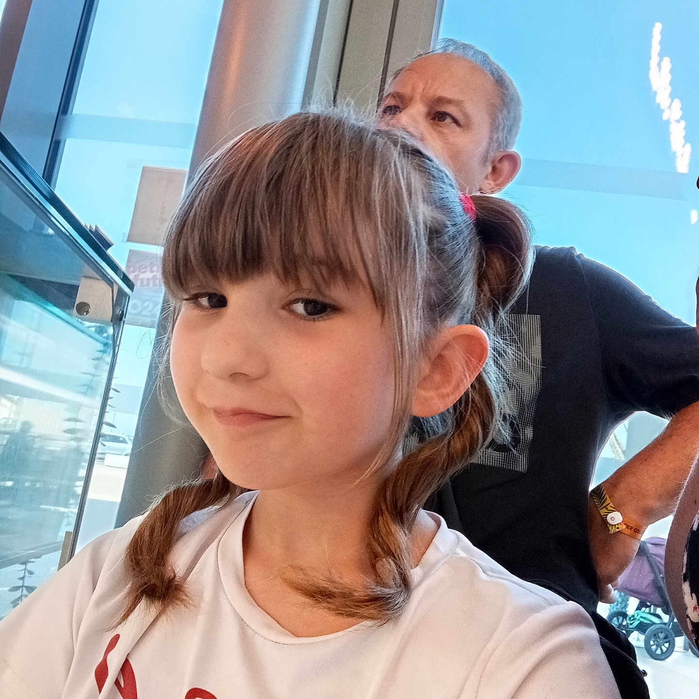 Lilou a rejoint le concours — aidez-le/la à gagner de superbes lots ! accessories, adult, baby, bodypart, clothing, door, face, female, finger, hair, hand, head, indoors, person, photography, portrait, restaurant, t_shirt, woman, wristwatch