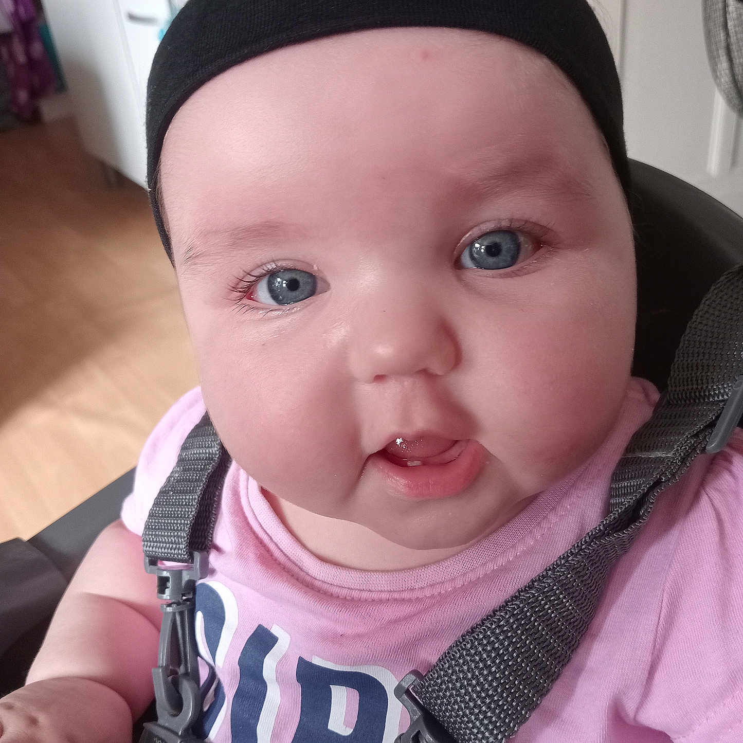 Alyannah participe au concours pour gagner de l'argent avec cette photo : baby, blue_eyes, child, close_up, curious, cute, expression, face, harness, headband, indoors, infant, person, pink_shirt, portrait, seated, skin, soft_lighting, straps, young
