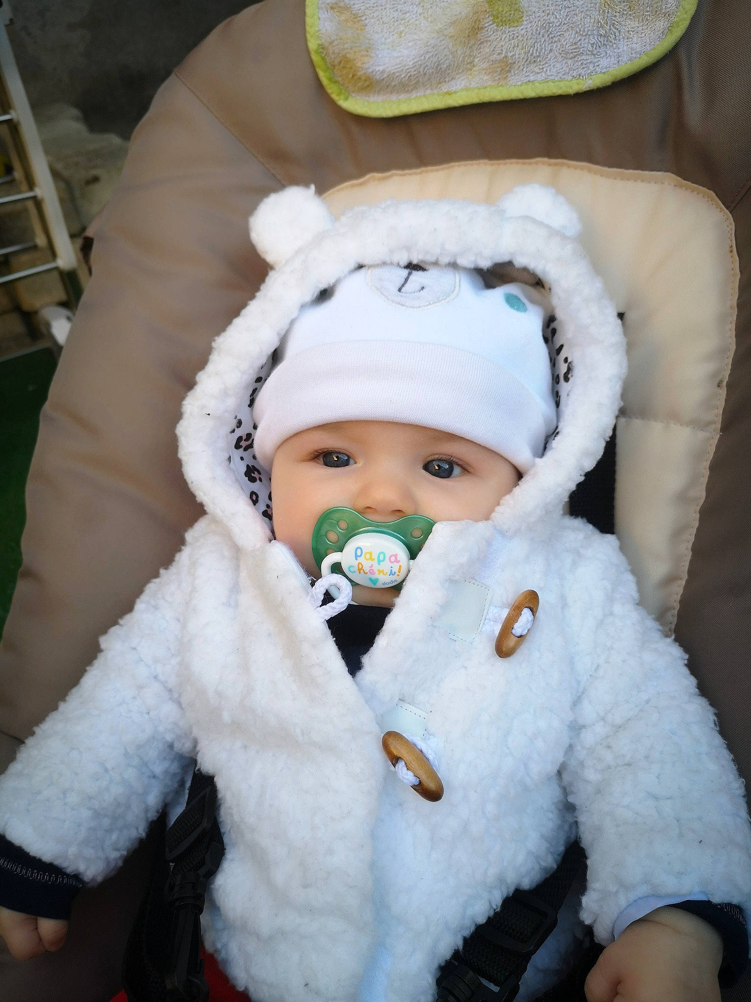 Djellybeel participe au concours pour gagner de l'argent avec cette photo : baby, baby_toddler_clothing, cap, cheek, comfort, event, eye, freezing, fur, fur_clothing, glove, head, headgear, headwear, holiday, human_body, jacket, ladder, person, sleeve