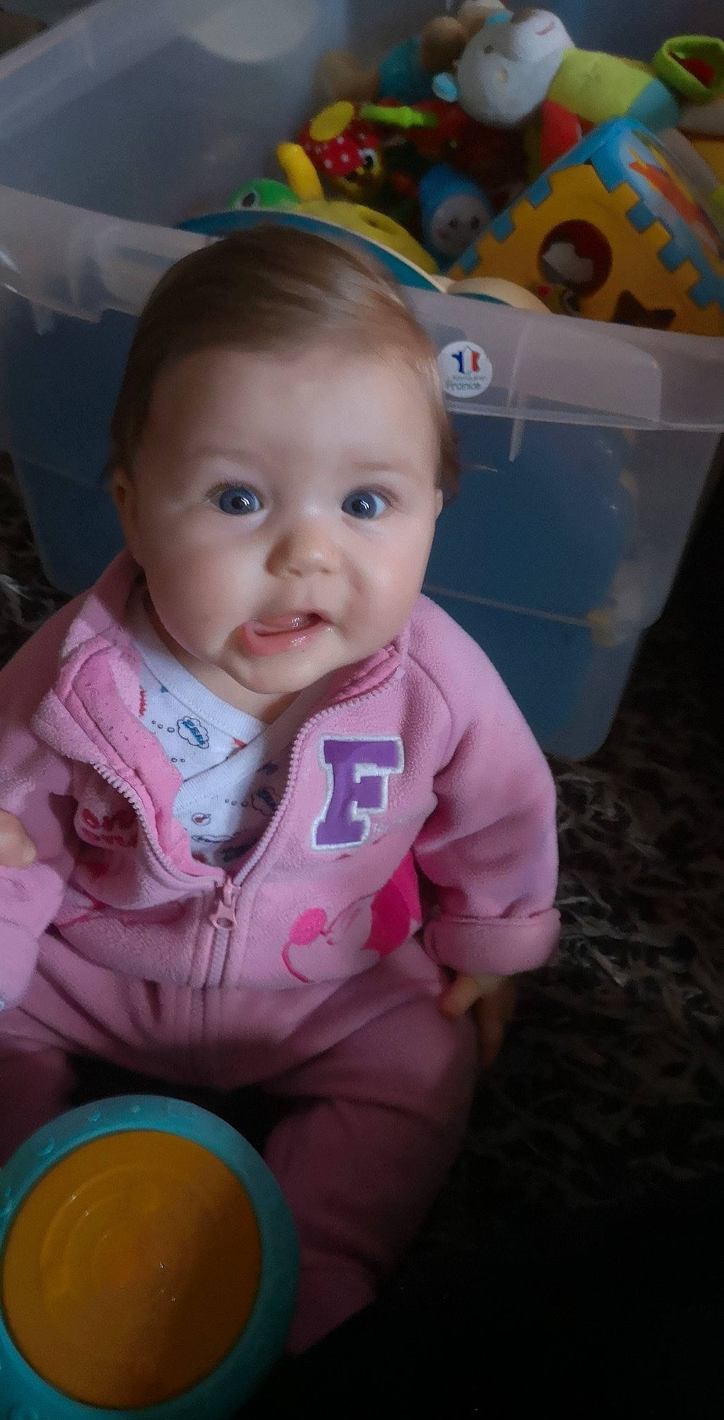 Djellybeel a rejoint le concours — aidez-le/la à gagner de superbes lots ! baby, baby_products, baby_toddler_clothing, cheek, child, chin, eye, eyebrow, finger, fun, happy, head, iris, lip, mouth, nose, person, sitting, skin, sleeve