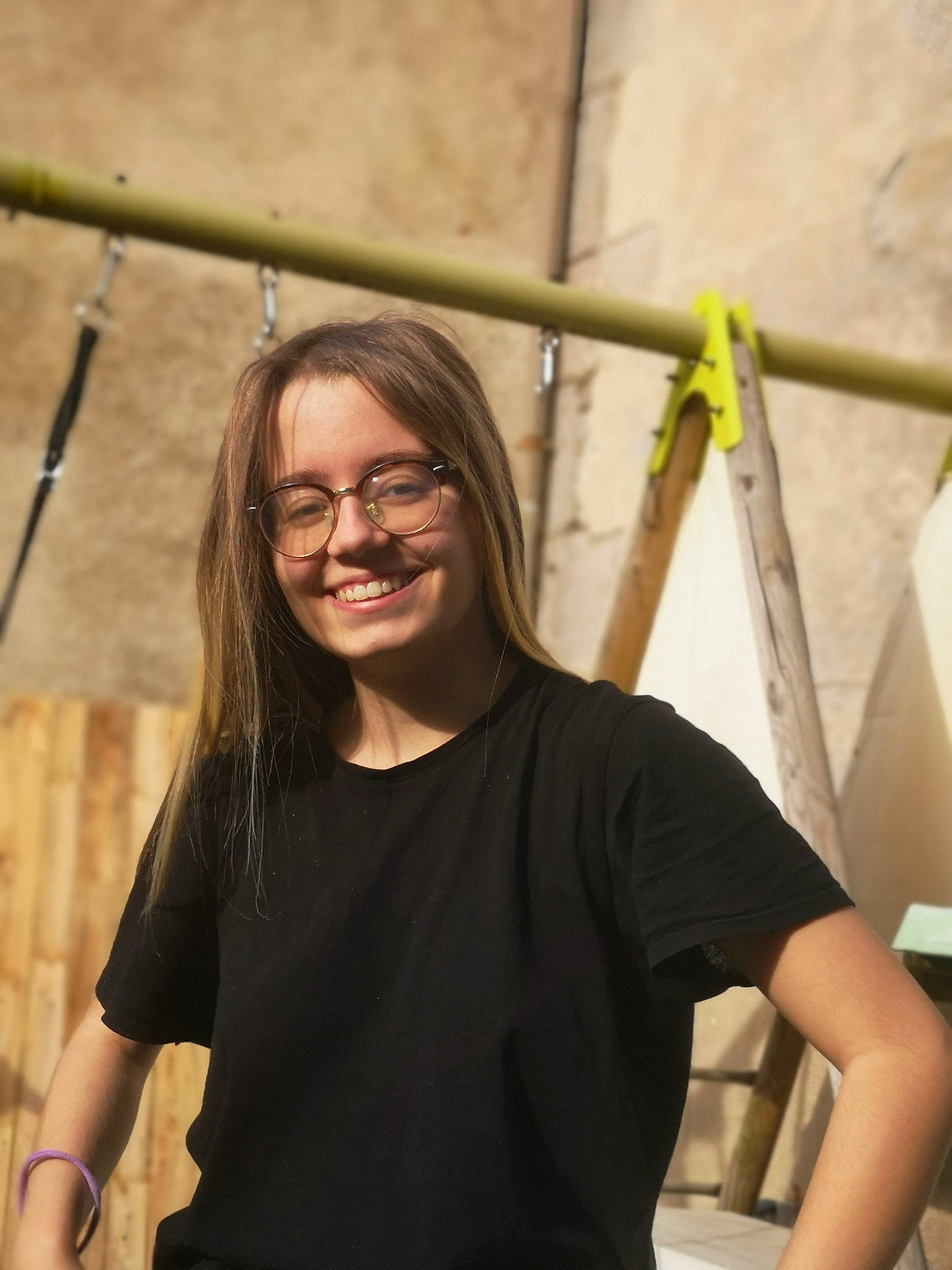 Maelane a rejoint le concours — aidez-le/la à gagner de superbes lots ! elbow, event, eyewear, fashion_design, flash_photography, fun, glasses, hairstyle, happy, jewellery, joy, laugh, leisure, person, shoulder, sleeve, smile, street_fashion, t_shirt, vision_care