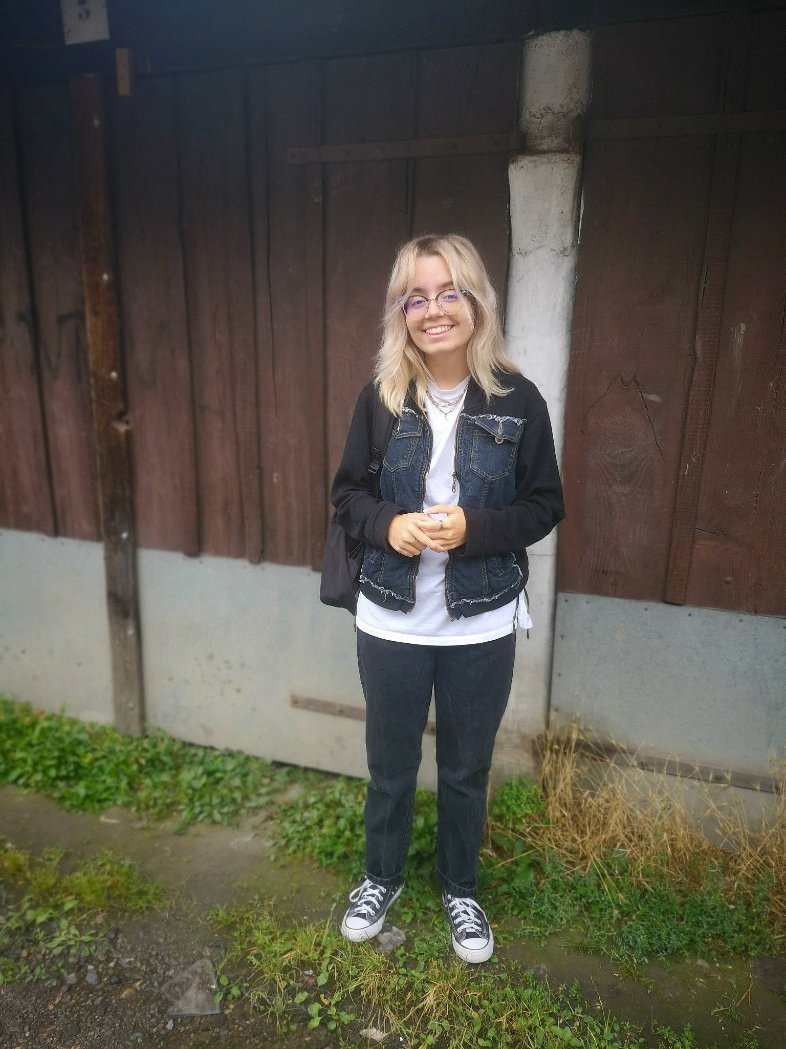 Maelane a rejoint le concours — aidez-le/la à gagner de superbes lots ! blond, boot, clothing, denim, flash_photography, fun, grass, happy, jacket, joy, knee, leisure, outerwear, person, plant, scarf, shoe, smile, sneakers, standing