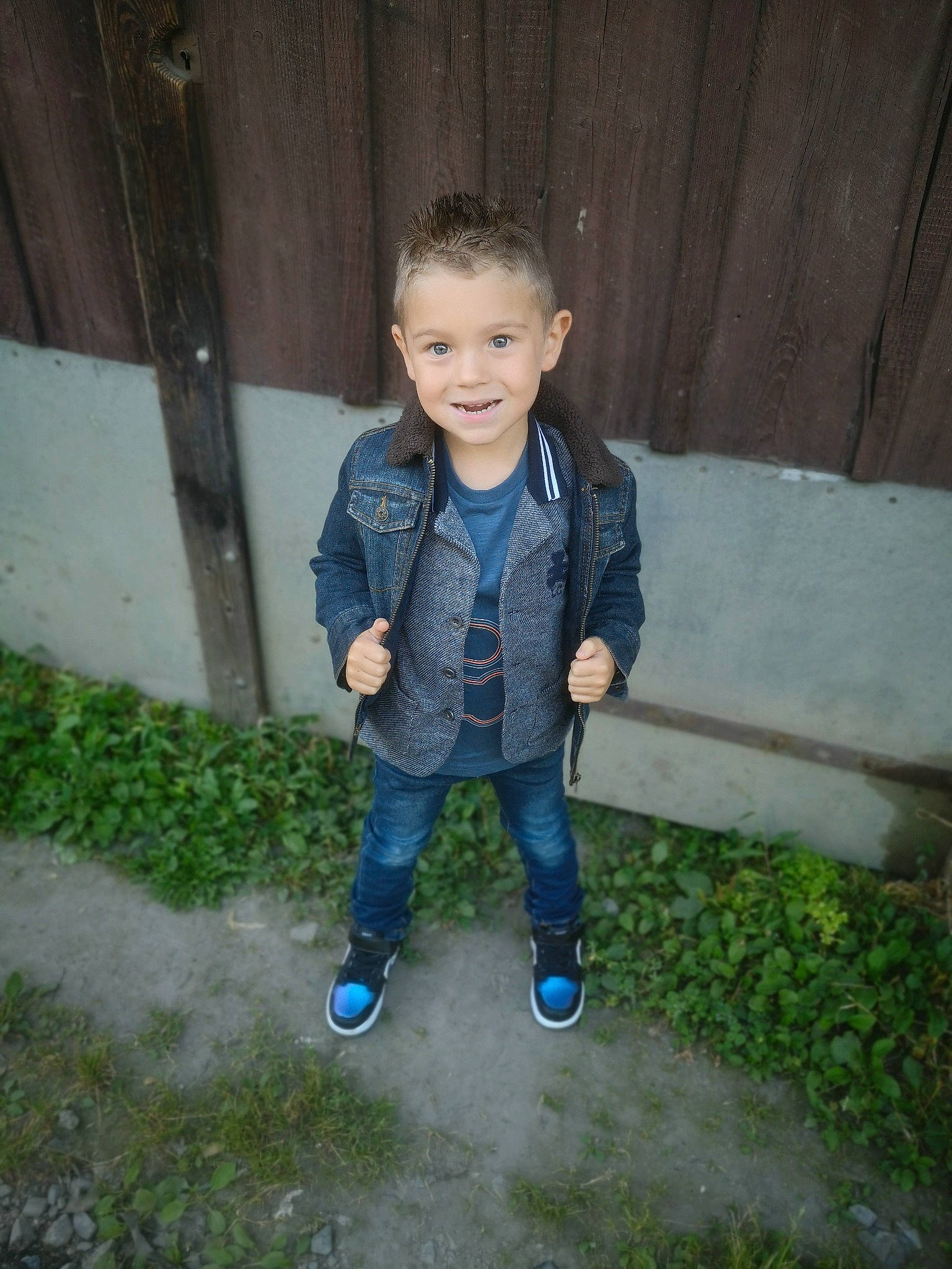 Deeclan a rejoint le concours — aidez-le/la à gagner de superbes lots ! child, child_model, denim, electric_blue, flash_photography, fun, grass, happy, hoodie, joy, leisure, pattern, people_in_nature, person, plant, portrait_photography, sitting, sleeve, smile, t_shirt