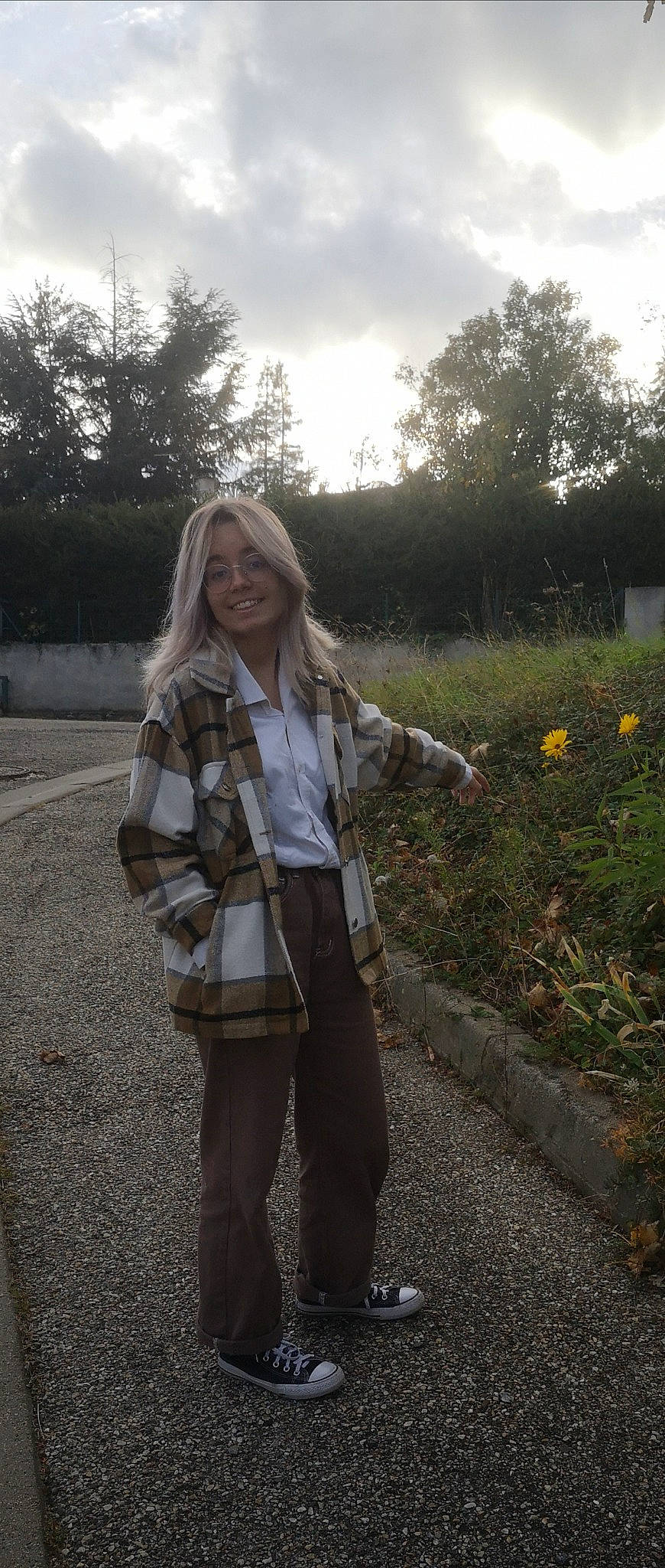 Maëlane a rejoint le concours — aidez-le/la à gagner de superbes lots ! asphalt, bag, denim, flash_photography, grass, jacket, joy, leather_jacket, long_hair, luggage_and_bags, outerwear, people, person, plaid, plant, road, road_surface, sky, street_fashion, sunlight