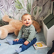 Tymëo a rejoint le concours — aidez-le/la à gagner de superbes lots ! adult, animal, baby, bodypart, clothing, face, female, finger, hand, happy, head, hosiery, pants, person, photography, portrait, sitting, sock, woman, zebra