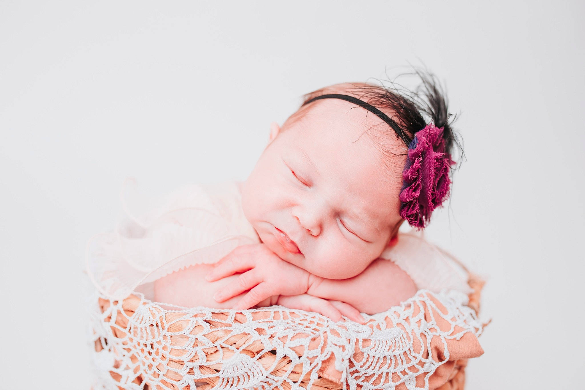 Claudia a rejoint le concours — aidez-le/la à gagner de superbes lots ! baby, baby_sleeping, baby_toddler_clothing, basket, child, comfort, fashion_accessory, flash_photography, grass, hair_accessory, happy, headband, headpiece, linens, magenta, pattern, peach, person, portrait_photography, sweetness