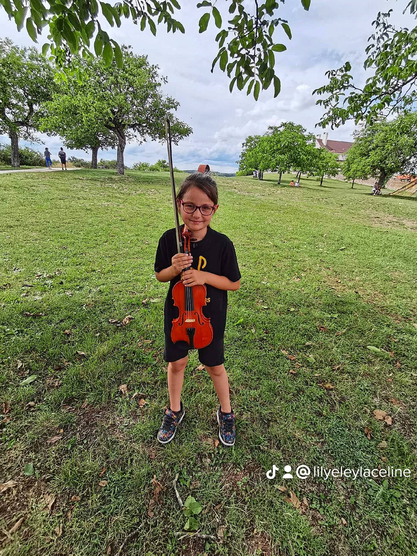 Leyla a rejoint le concours — aidez-le/la à gagner de superbes lots ! fun, grass, grass_family, grassland, happy, hat, joy, landscape, lawn, leisure, meadow, musical_instrument, pasture, people_in_nature, person, plant, prairie, recreation, sky, sun_hat