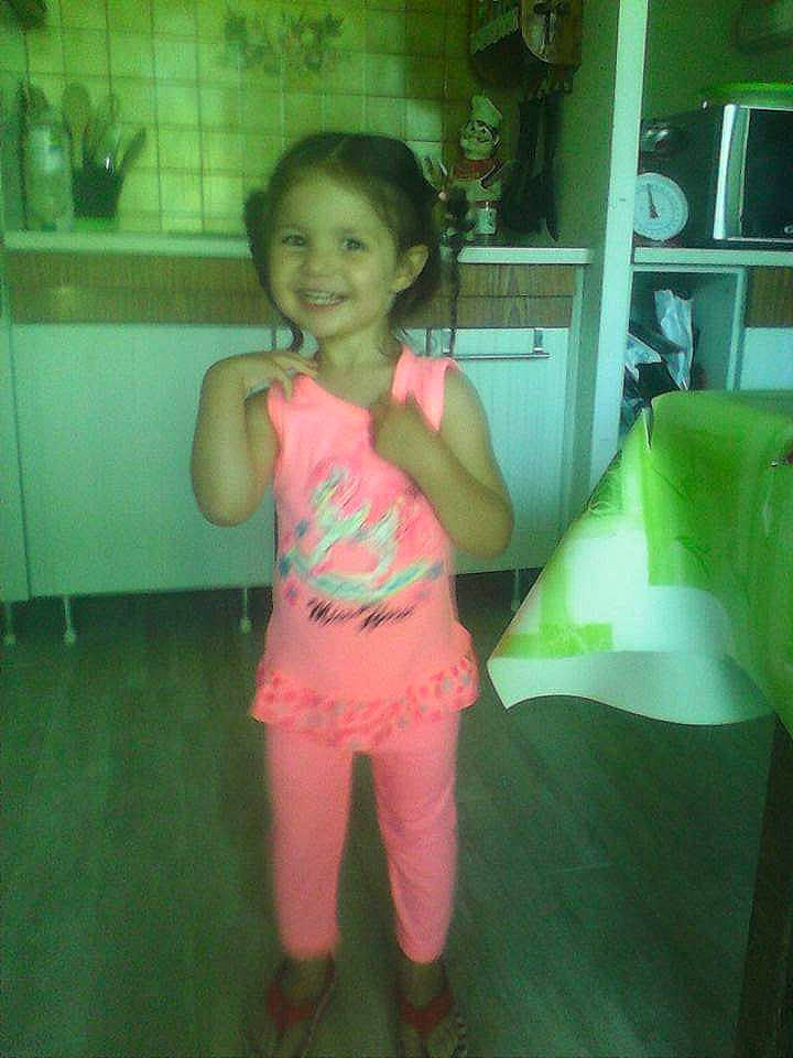 Leyla participe au concours pour gagner de l'argent avec cette photo : child, flooring, fun, happy, human_leg, joy, kitchen_appliance, knee, leisure, magenta, person, room, sandal, shelf, shorts, smile, t_shirt, thigh, thumb, toddler