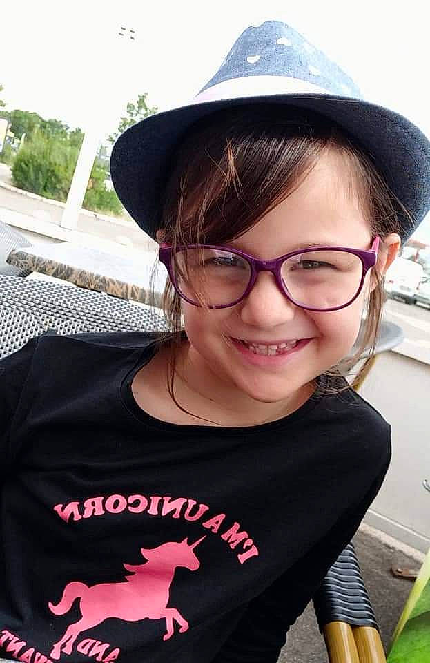 Leyla a rejoint le concours — aidez-le/la à gagner de superbes lots ! black, black_hair, cap, chin, cool, eyewear, facial_expression, glasses, happy, hat, headgear, joy, lip, neck, person, plant, sleeve, smile, sun_hat, travel