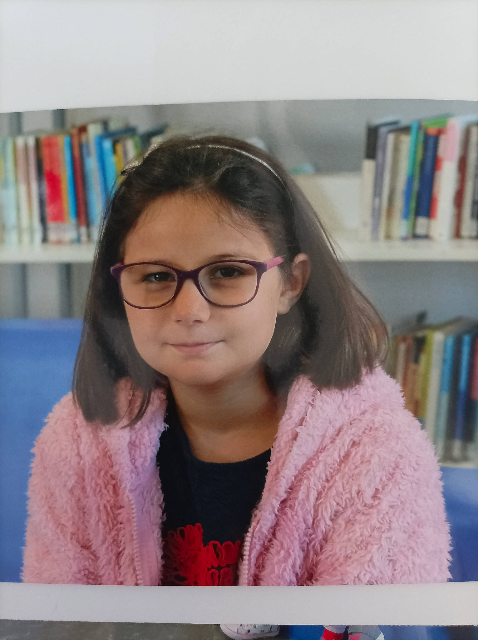 Leyla a rejoint le concours — aidez-le/la à gagner de superbes lots ! book, bookcase, cheek, chin, eyebrow, eyelash, eyewear, face, forehead, fun, glasses, happy, long_hair, nose, people, person, publication, shelf, shelving, smile