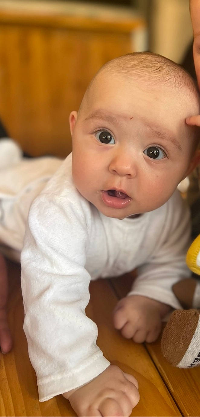 Maylon a rejoint le concours — aidez-le/la à gagner de superbes lots ! arm, baby, baby_toddler_clothing, cheek, child, chin, close_up, comfort, finger, flooring, happy, iris, nose, person, sitting, skin, sleeve, smile, toddler, tummy_time