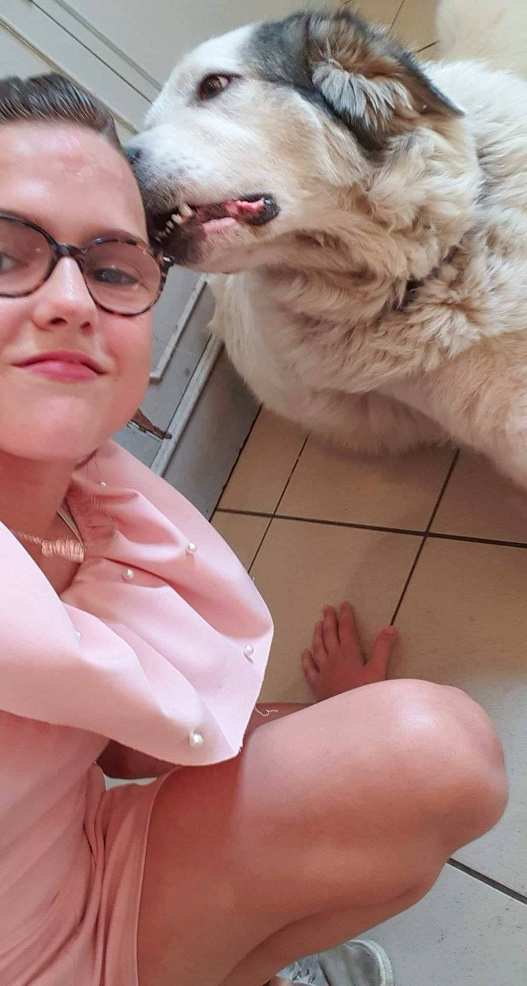 Maya a rejoint le concours — aidez-le/la à gagner de superbes lots ! carnivore, companion_dog, dog, dog_breed, eyewear, fawn, felidae, finger, fur_clothing, gesture, glasses, happy, jaw, skin, small_to_medium_sized_cats, snout, vertebrate, vision_care, whiskers, white