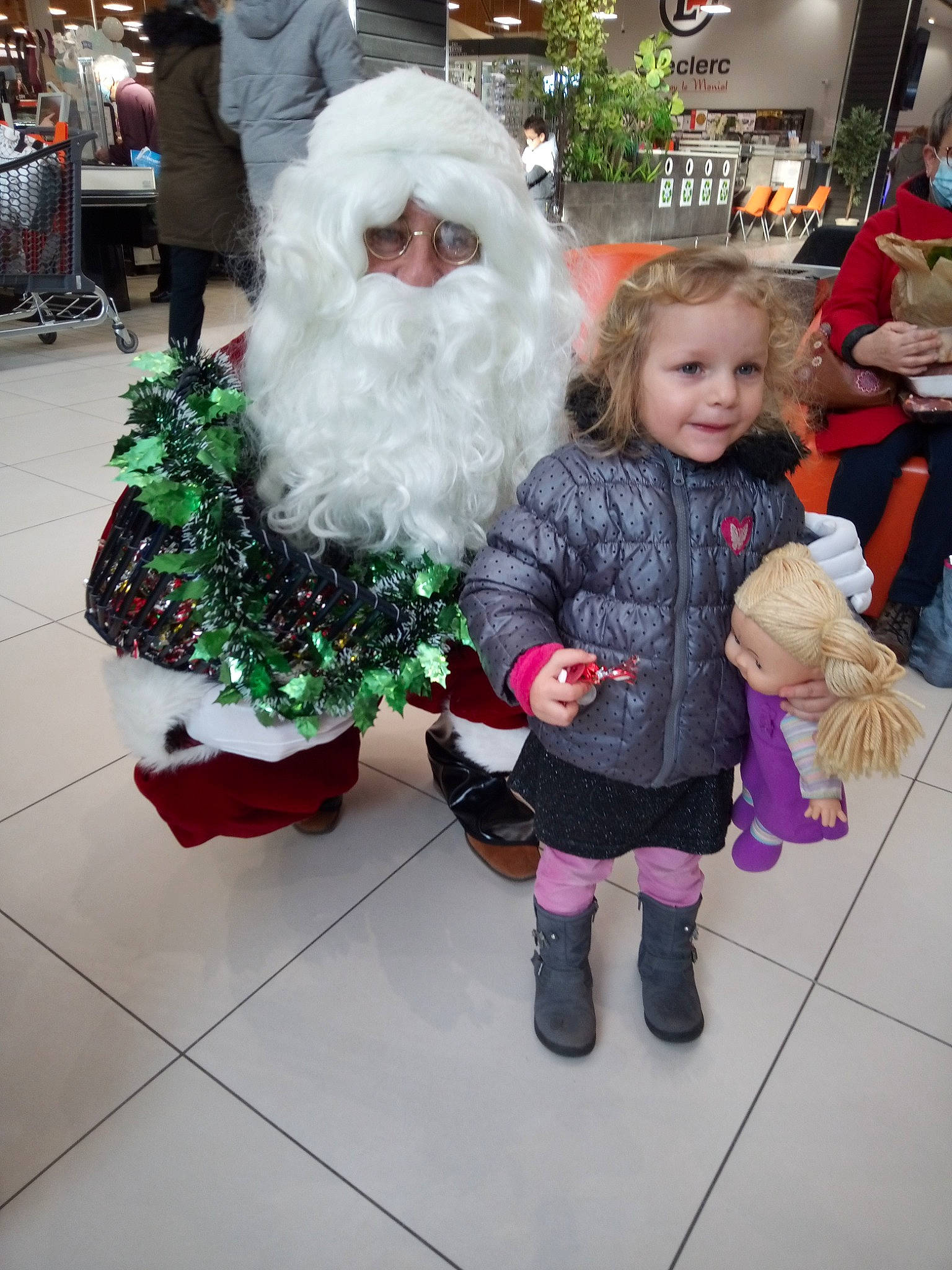 Dharyna-ange participe au concours pour gagner de l'argent avec cette photo : beard, boot, christmas, christmas_eve, event, fictional_character, fun, fur, green, happy, holiday, joy, lap, person, plant, santa_claus, shoe, sock, toddler, toy