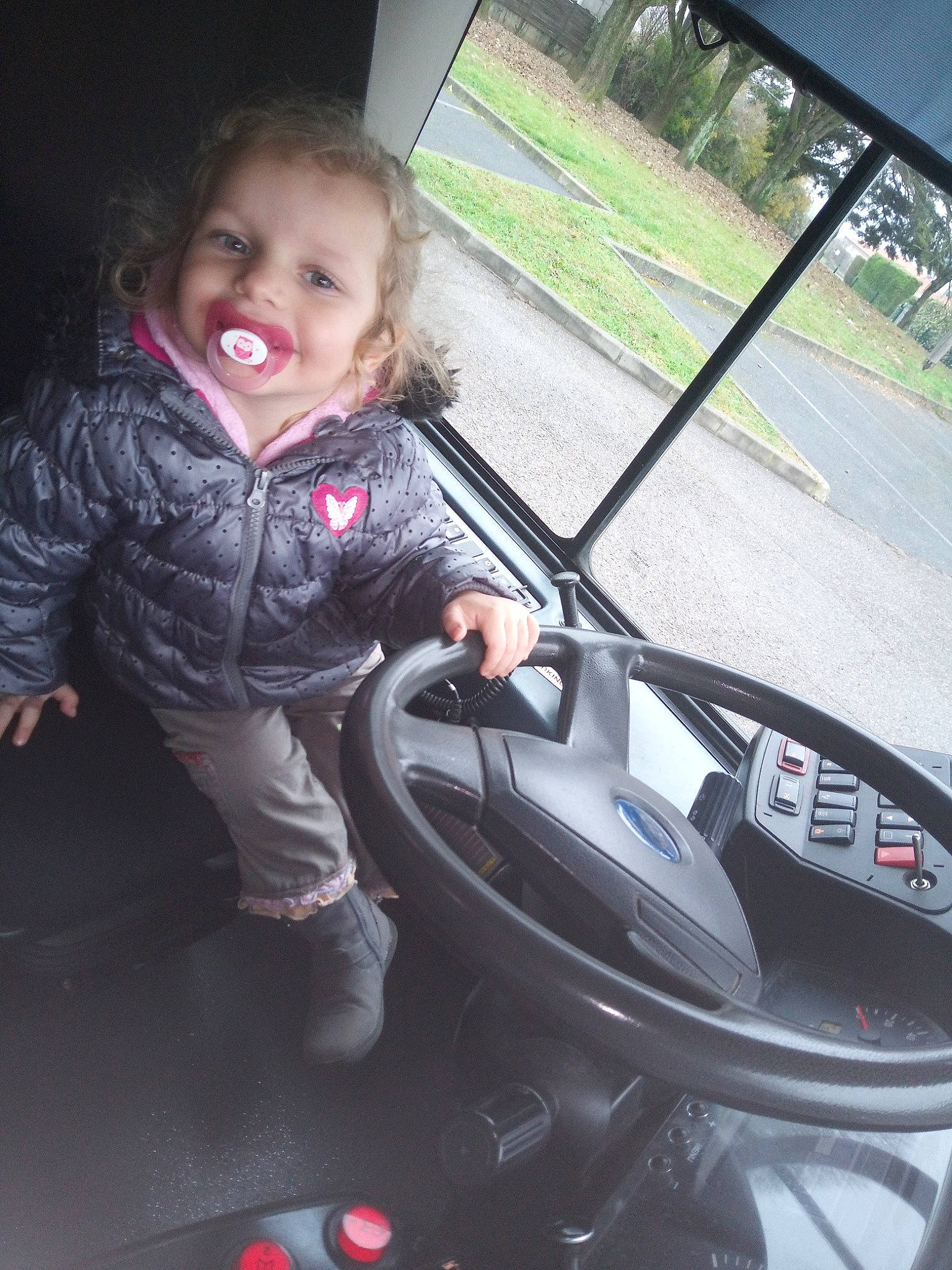 Dharyna-ange participe au concours pour gagner de l'argent avec cette photo : auto_part, automotive_design, automotive_exterior, automotive_lighting, automotive_mirror, automotive_tire, flash_photography, fun, grass, jacket, joy, motor_vehicle, person, plant, smile, steering_wheel, toddler, tree, vehicle, vehicle_door