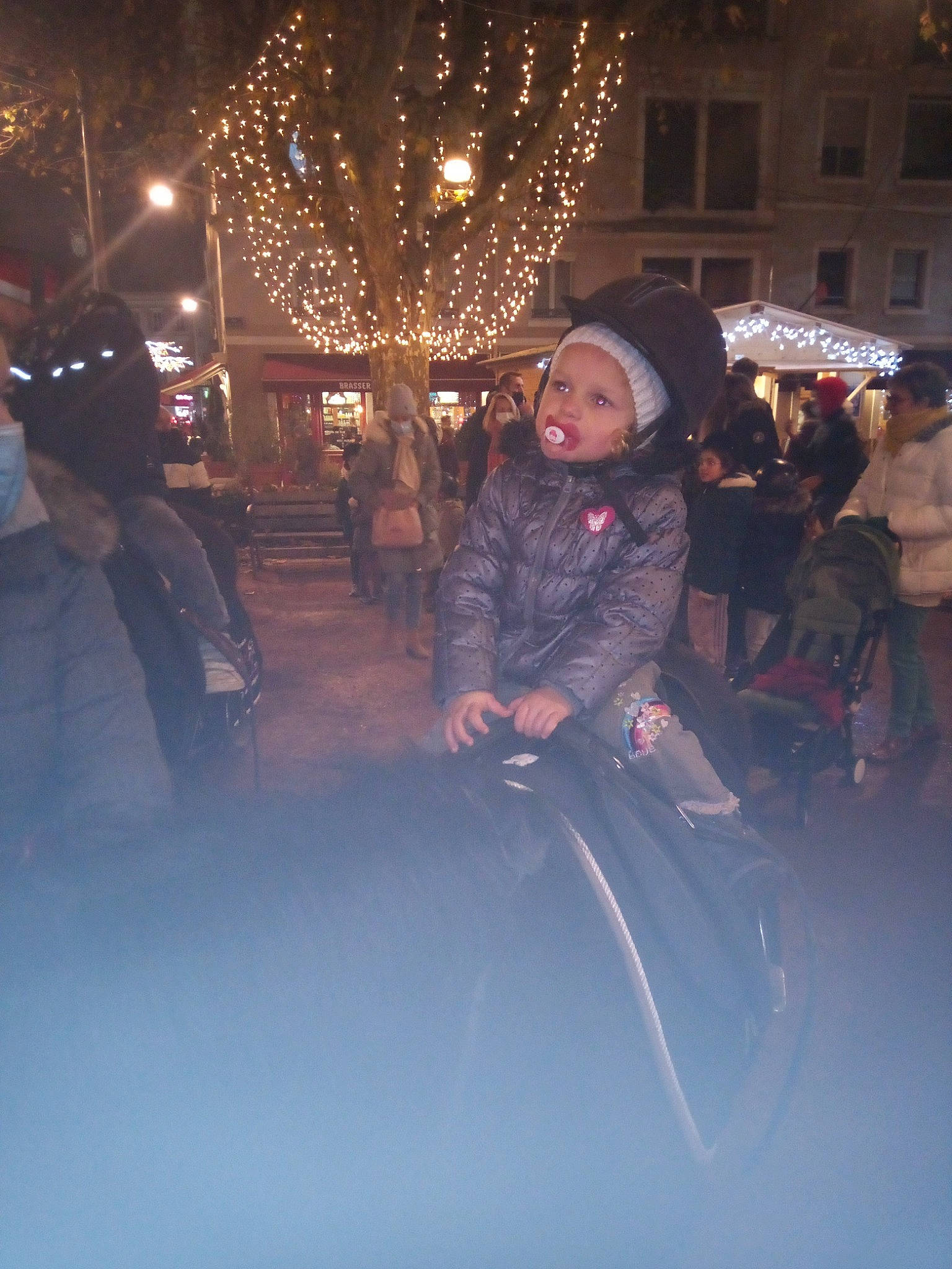 Dharyna-ange participe au concours pour gagner de l'argent avec cette photo : automotive_lighting, crowd, darkness, electric_blue, event, flash_photography, freezing, fun, happy, headwear, holiday, interaction, leisure, lighting, midnight, person, plant, recreation, street, tradition