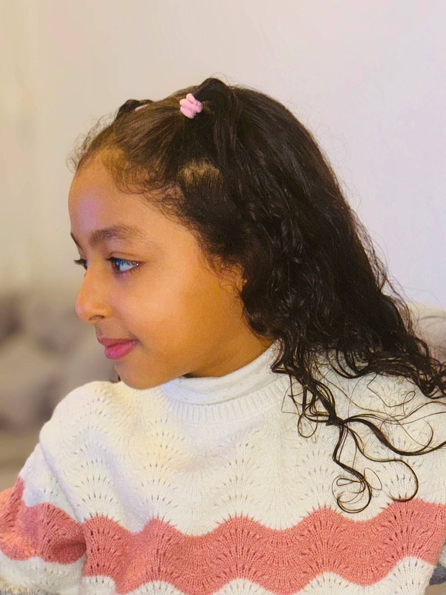 Nota a rejoint le concours — aidez-le/la à gagner de superbes lots ! baby_toddler_clothing, beauty, brown_hair, cheek, child, chin, eyebrow, eyelash, fashion_accessory, fashion_design, hair_accessory, happy, iris, lip, neck, nose, person, skin, sleeve, smile