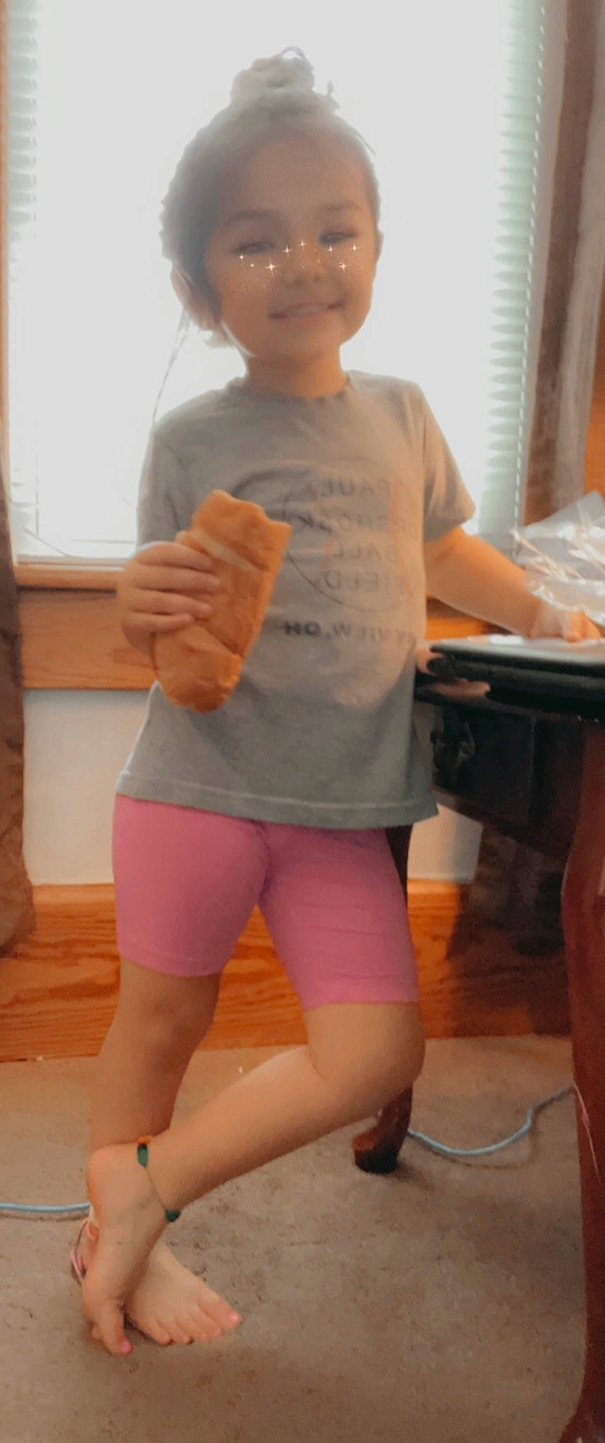 Laikynn is registered to the contest to win money with this photo: chest, elbow, finger, gesture, joint, joy, knee, leg, mouth, muscle, person, shoulder, skin, sleeve, smile, sportswear, standing, t_shirt, thigh, thumb