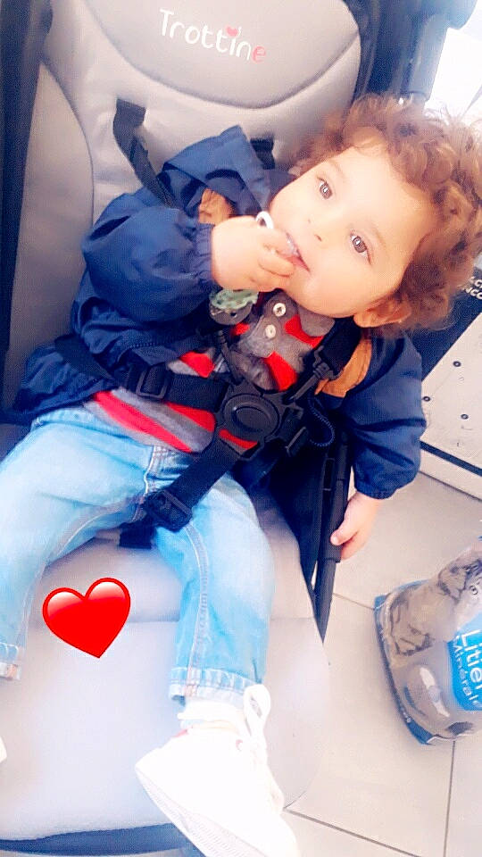 Amar a rejoint le concours — aidez-le/la à gagner de superbes lots ! baby, baby_toddler_clothing, cheek, child, comfort, electric_blue, eye, fun, happy, head, human_body, lap, leg, mouth, person, shoe, sneakers, textile, thigh, toddler