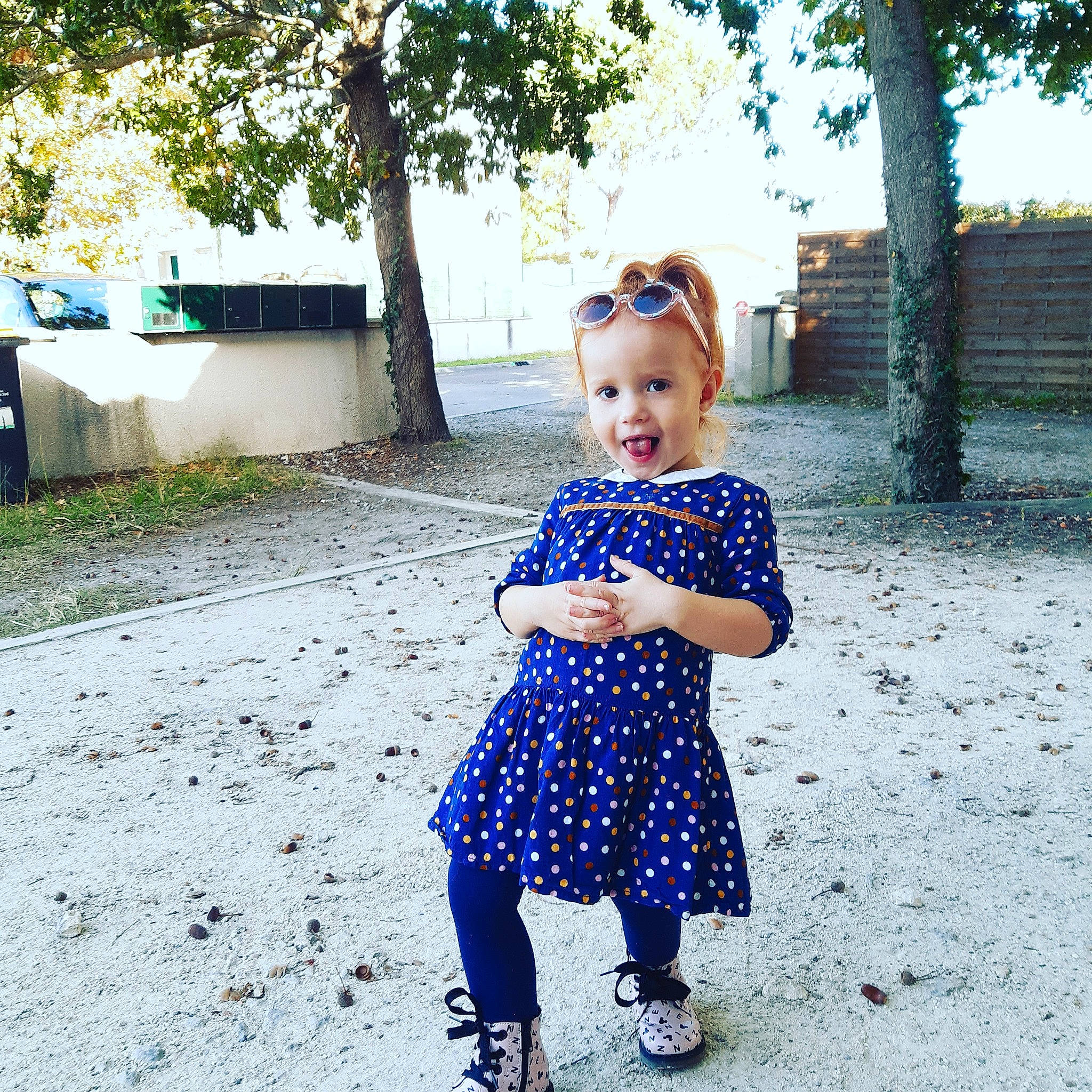 Giulia a rejoint le concours — aidez-le/la à gagner de superbes lots ! blue, child, clothing, cobalt_blue, design, dress, electric_blue, fashion, fashion_accessory, footwear, outerwear, pattern, person, polka_dot, shoe, shoulder, sleeve, street_fashion, tights, toddler