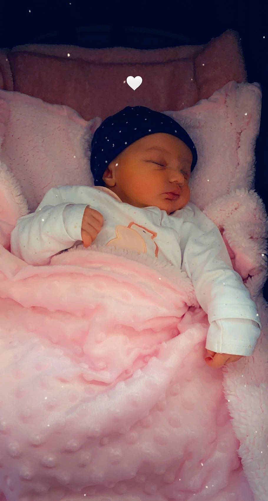 Sirine participe au concours pour gagner de l'argent avec cette photo : baby, baby_products, baby_safety, baby_sleeping, baby_toddler_clothing, bedtime, cheek, child, comfort, event, eye, head, headwear, human_body, linens, peach, person, pink, skin, sleeve