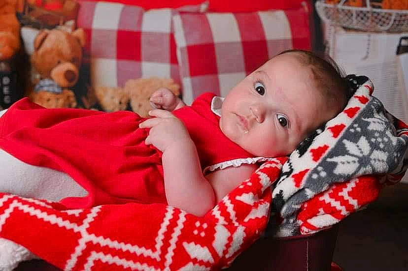 Sirine participe au concours pour gagner de l'argent avec cette photo : baby, baby_toddler_clothing, child, christmas, christmas_eve, comfort, couch, event, eye, happy, head, holiday, human_body, lap, linens, person, plaid, red, skin, textile