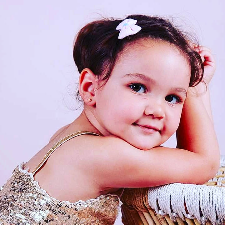 Laila participe au concours pour gagner de l'argent avec cette photo : baby, beauty, brown_hair, cheek, child, child_model, ear, fashion_accessory, hair, hair_accessory, hairstyle, headband, headgear, headpiece, person, photo_shoot, photography, skin, smile, toddler