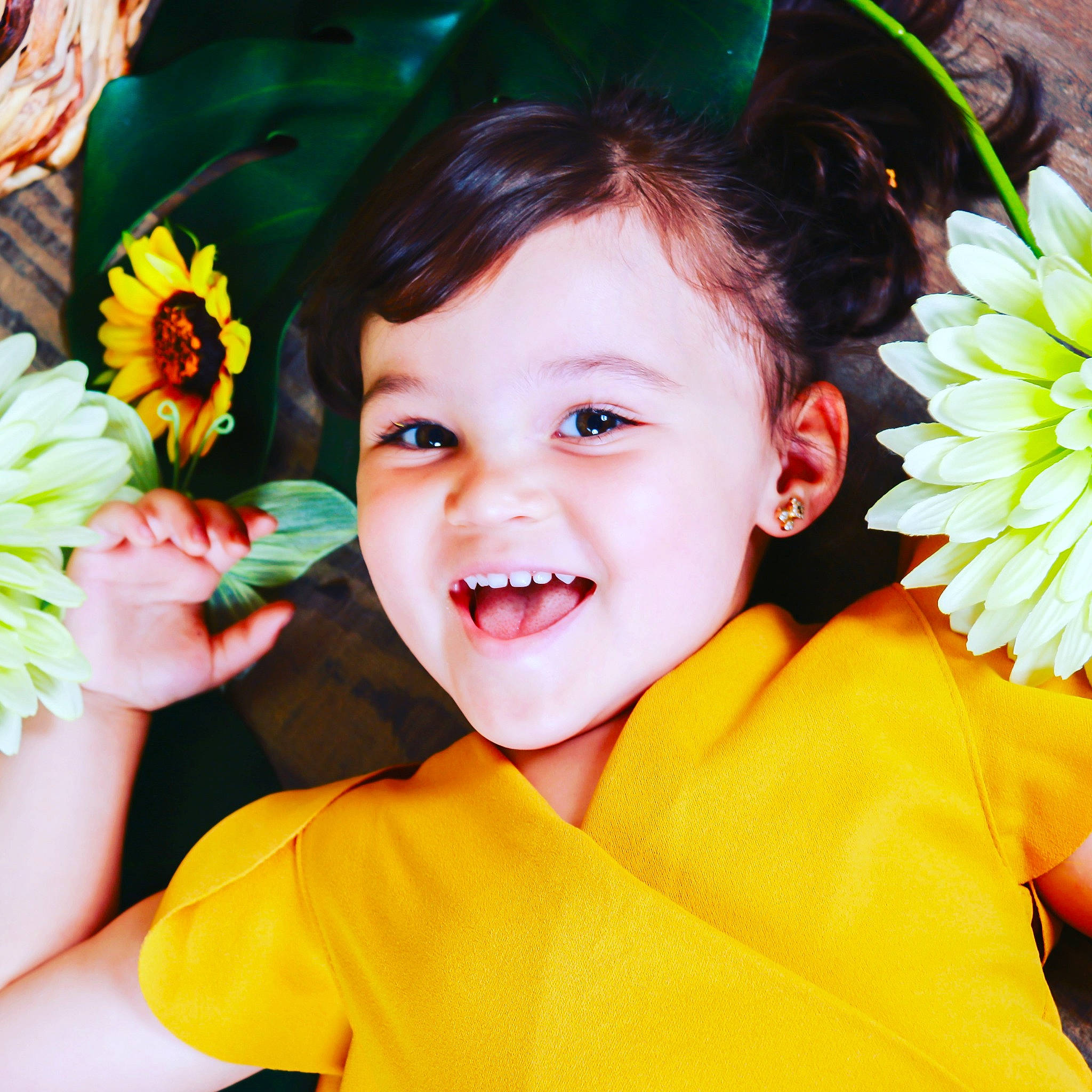 Laila a rejoint le concours — aidez-le/la à gagner de superbes lots ! child, child_model, flower, happy, joy, laugh, person, petal, plant, smile, toddler, yellow
