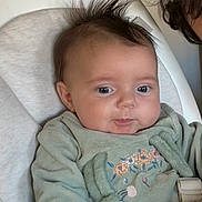 Ambre a rejoint le concours — aidez-le/la à gagner de superbes lots ! baby, child, high_chair, chicco, green_clothing, embroidery, flower, cat_face, curly_hair, straps, indoor, person, cute, infant, seat, soft_fabric, closeup, face, expression, hair