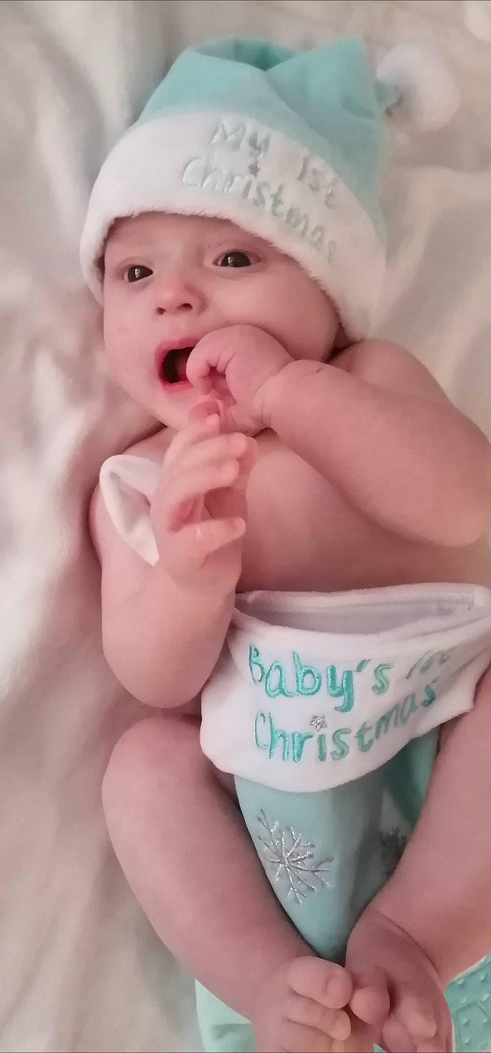 Jayden a rejoint le concours — aidez-le/la à gagner de superbes lots ! baby, baby_toddler_clothing, cap, cheek, chest, child, fashion_accessory, finger, gesture, hand, happy, headwear, lip, mouth, nail, person, pink, skin, stomach, sweetness