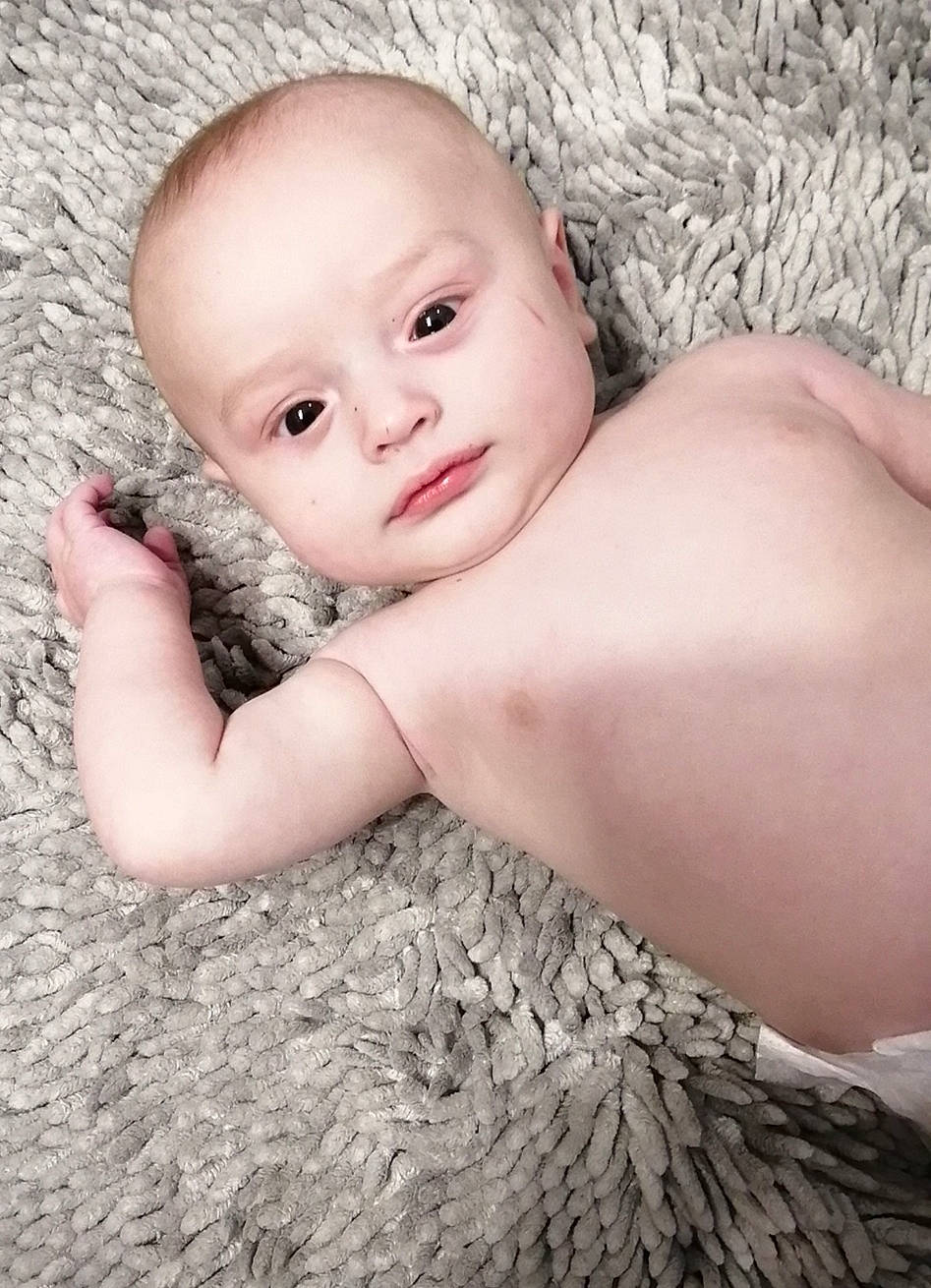 Jayden participe au concours pour gagner de l'argent avec cette photo : arm, baby, cheek, chest, comfort, eye, eyelash, finger, flash_photography, gesture, happy, human_body, iris, lip, neck, nose, person, skin, stomach, toddler