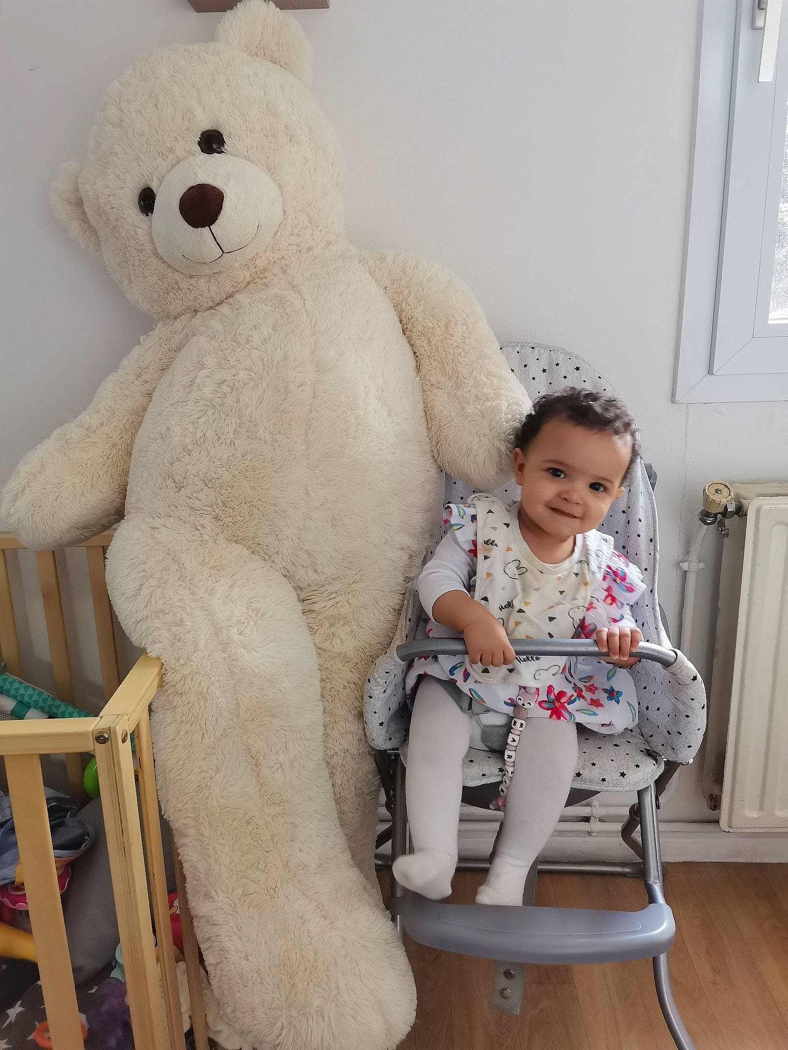 Mariam a rejoint le concours — aidez-le/la à gagner de superbes lots ! baby, baby_toddler_clothing, comfort, head, human_body, joy, knee, leg, mammal, organ, person, pink, skin, smile, standing, teddy_bear, textile, thigh, toddler, toy