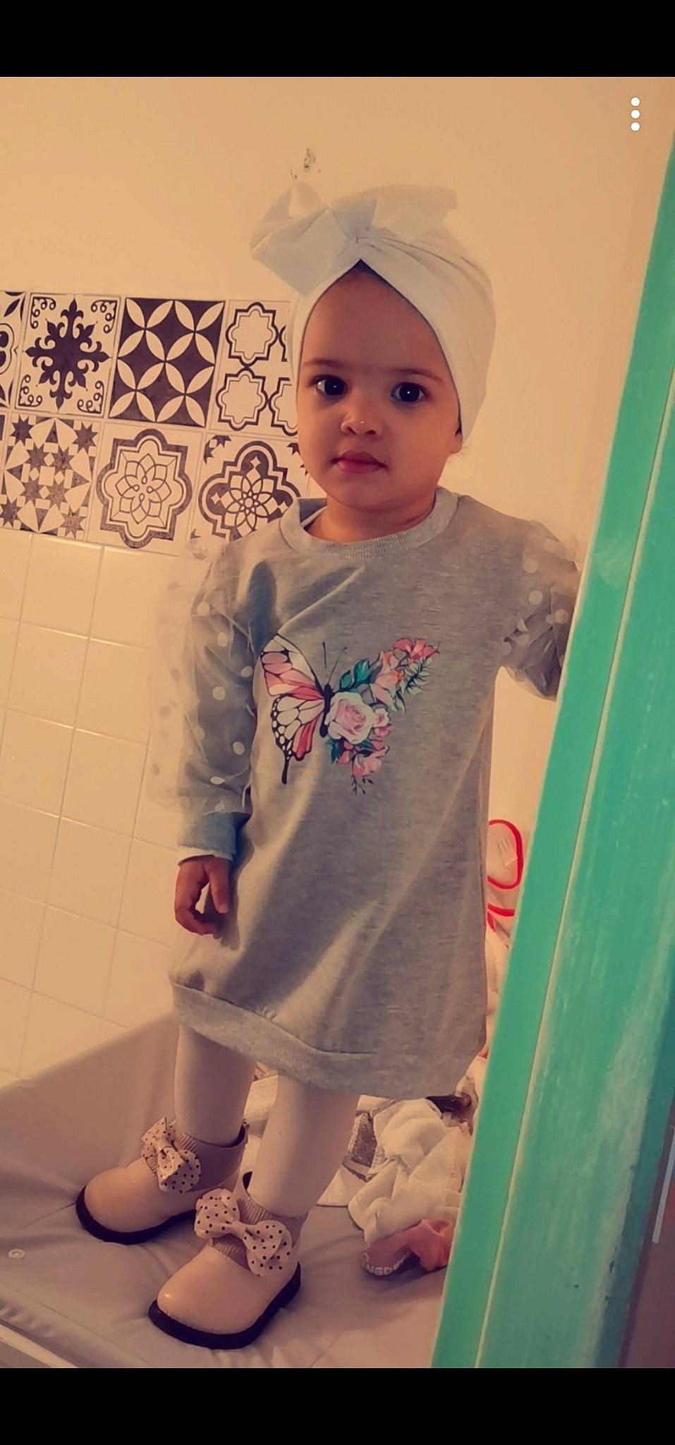 Mariam a rejoint le concours — aidez-le/la à gagner de superbes lots ! baby, baby_toddler_clothing, cap, child, cool, dress, facial_expression, happy, joint, magenta, outerwear, pattern, pink, shoulder, skin, sleeve, t_shirt, textile, toddler, white