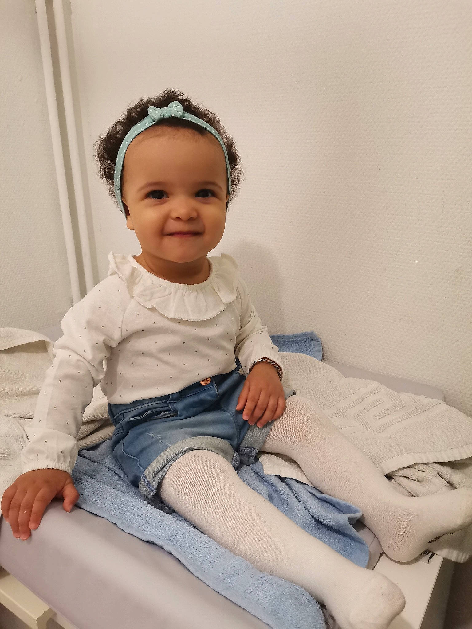 Mariam participe au concours pour gagner de l'argent avec cette photo : baby, baby_toddler_clothing, cheek, child, comfort, cool, elbow, flash_photography, happy, headband, human_leg, jewellery, joy, knee, neck, person, sitting, skin, sleeve, smile