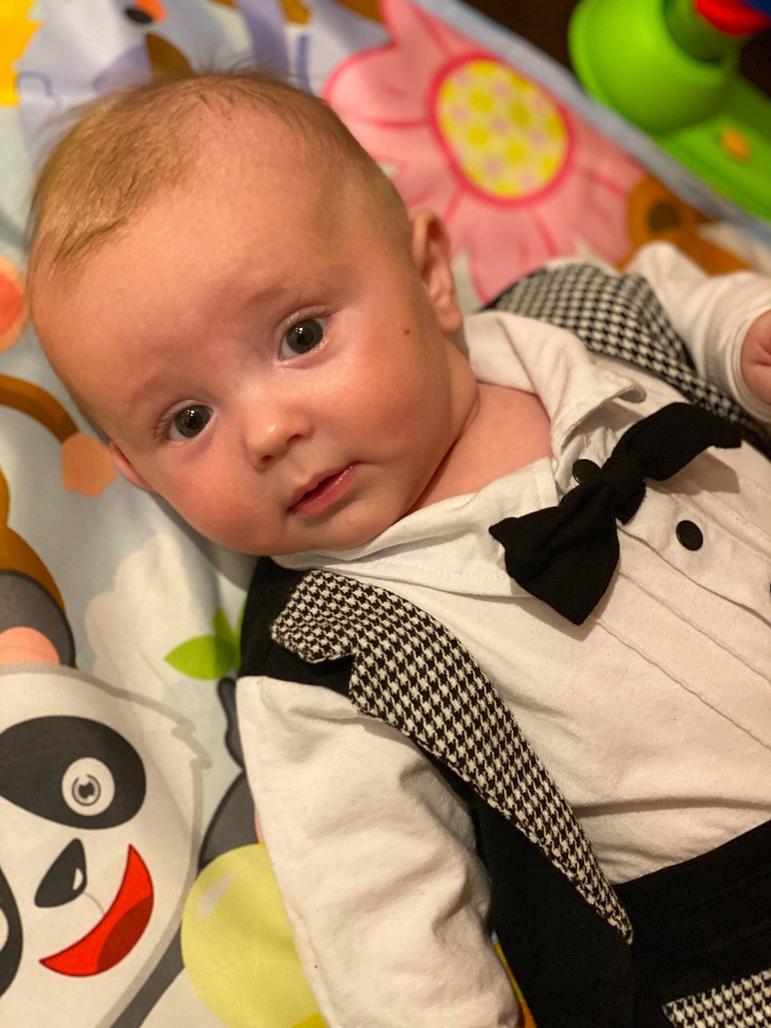 Kelvin participe au concours pour gagner de l'argent avec cette photo : baby, baby_products, baby_toddler_clothing, cheek, child, collar, comfort, dress_shirt, fun, green, happy, head, linens, orange, pattern, person, product, sleeve, textile, toddler