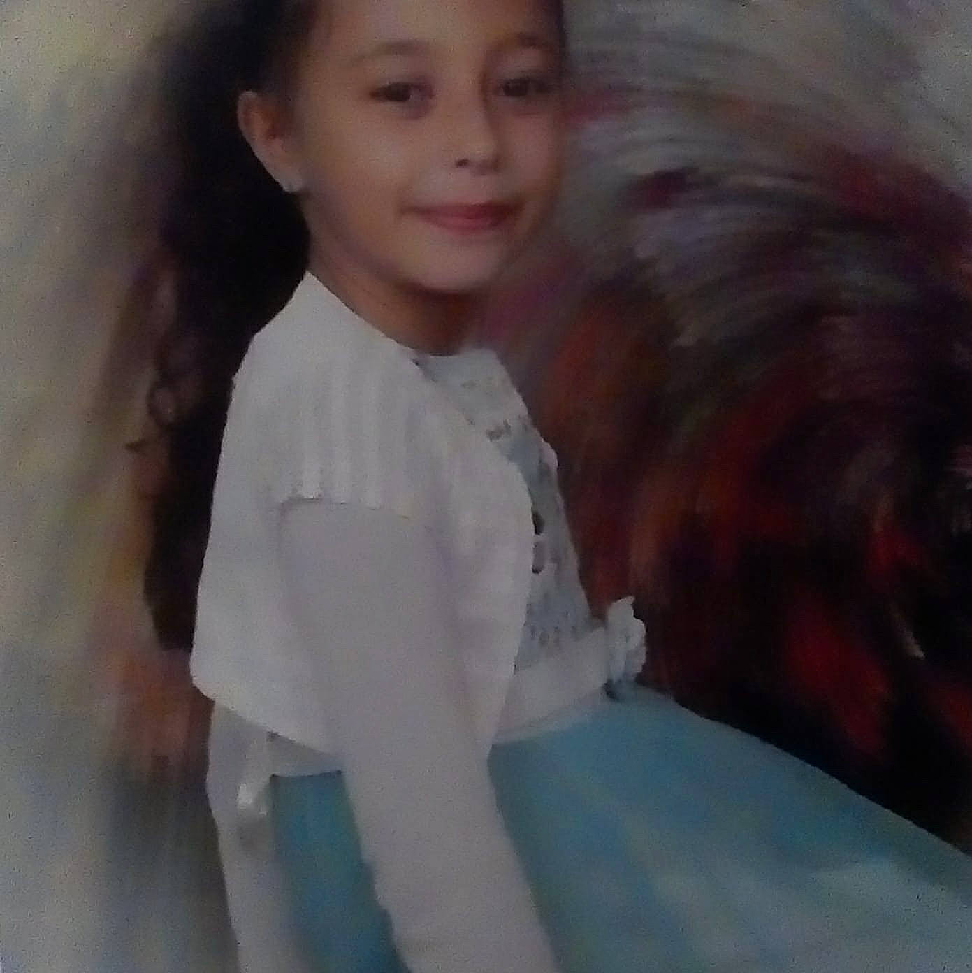 Ozlem a rejoint le concours — aidez-le/la à gagner de superbes lots ! arm, black_hair, brown_hair, child, eye, face, girl, hair, hairstyle, head, human, human_hair_color, long_hair, mouth, neck, person, product, skin, smile, toddler