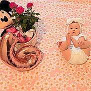 Esmée a rejoint le concours — aidez-le/la à gagner de superbes lots ! baby, infant, child, bow_headband, diaper, feet, blanket, daisies_pattern, pink, plush_toy, minnie_mouse, stuffed_animal, balloon, rose_bouquet, plant, basket, toys, celebration, cozy, portrait